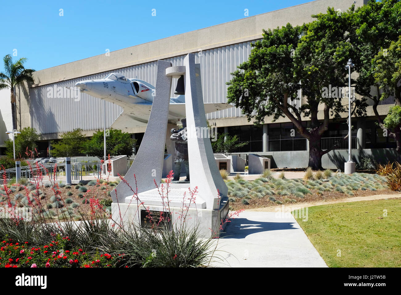 SANTA ANA, CA - 30. April 2017: Feuerwehrmann Denkmal. Das Denkmal befindet sich direkt vor der Halle der Rekorde in der Civic Center Plaza. Stockfoto