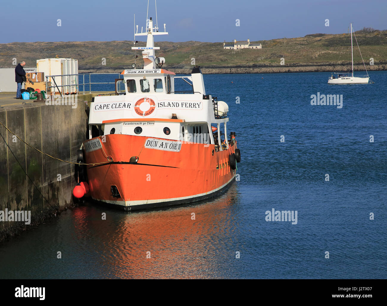 Cape Clear Island Fähre im Hafen von Baltimore, Grafschaft-Korken, Irland, irische Republik Blick auf Sherkin Island Stockfoto