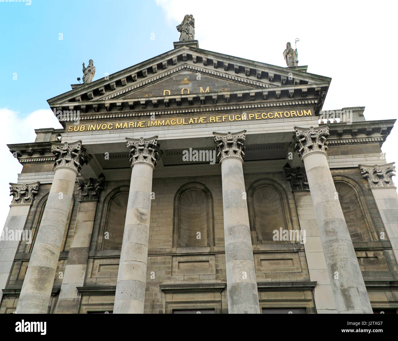 Imposante Fassade der Kirche von Mary Immaculate, Rathmines, Stadt von Dublin, Irland, irische Republik erbaut 1856 Stockfoto