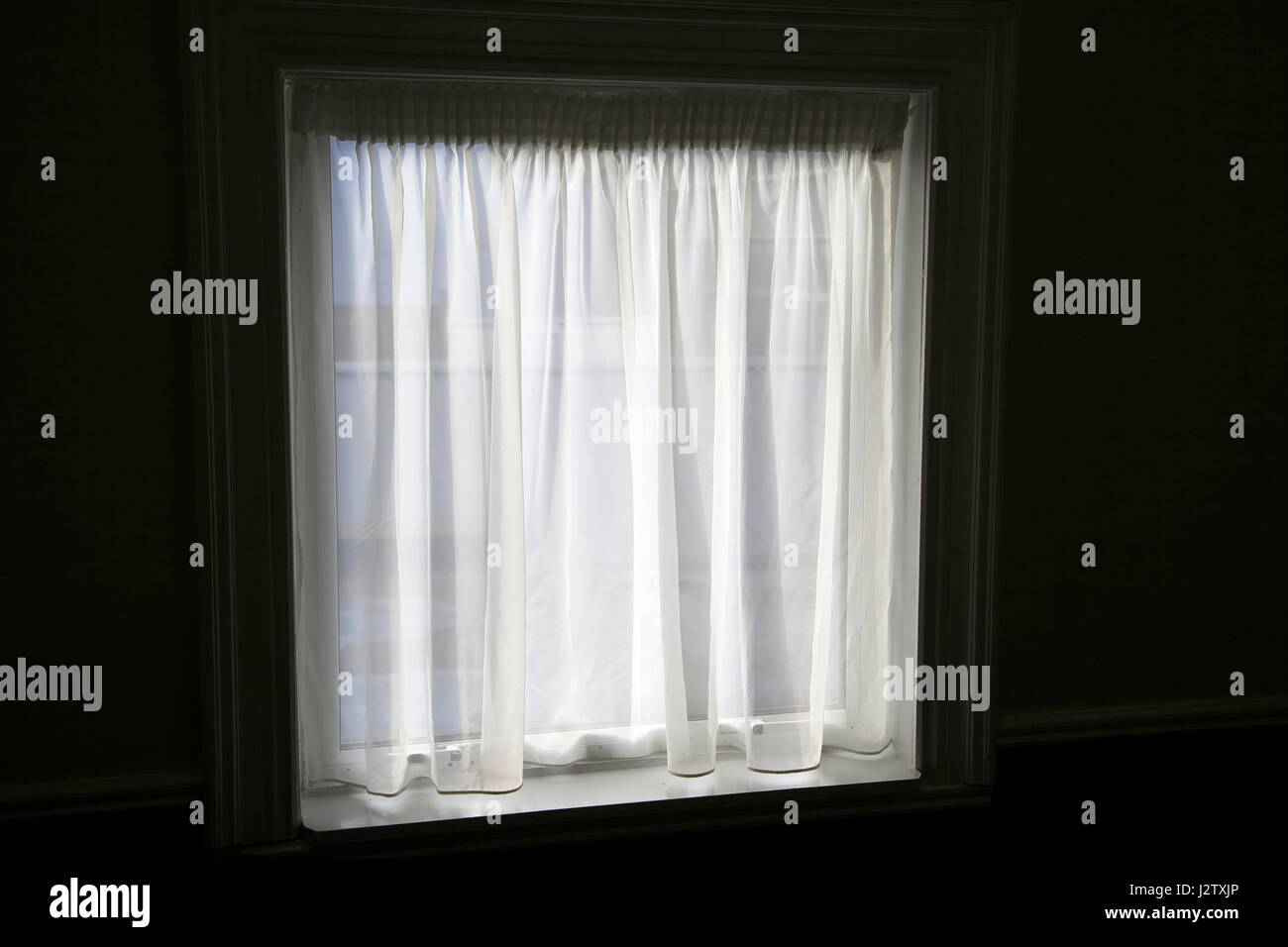 Gardine Im Fenster Des Dunklen Raum Licht Herein Stockfotografie Alamy