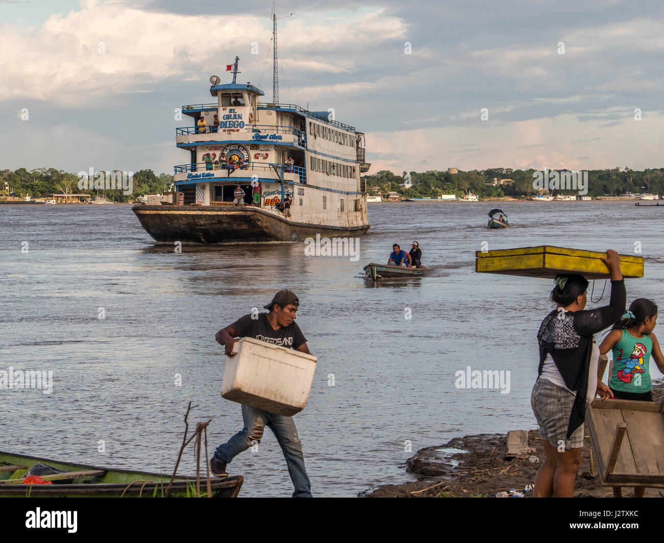 Santa Rosa, Peru - 11. Mai 2016: Ein Passagier-Fähre und Fracht auf dem Amazonas Stockfoto