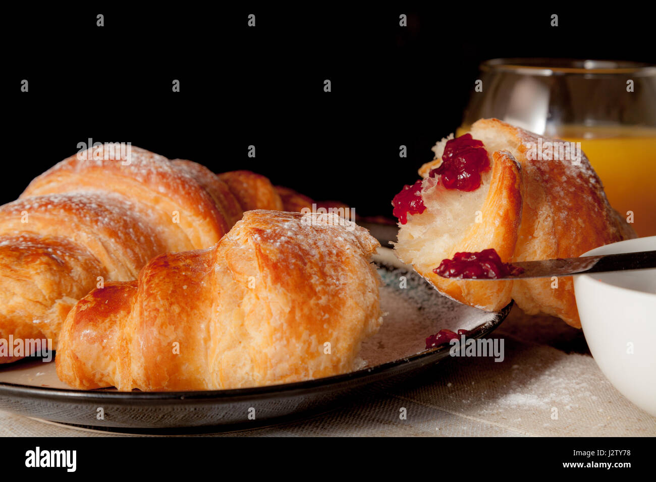 Seitenansicht von frischen Croissants auf ein Frühstück-Tischdekoration Stockfoto