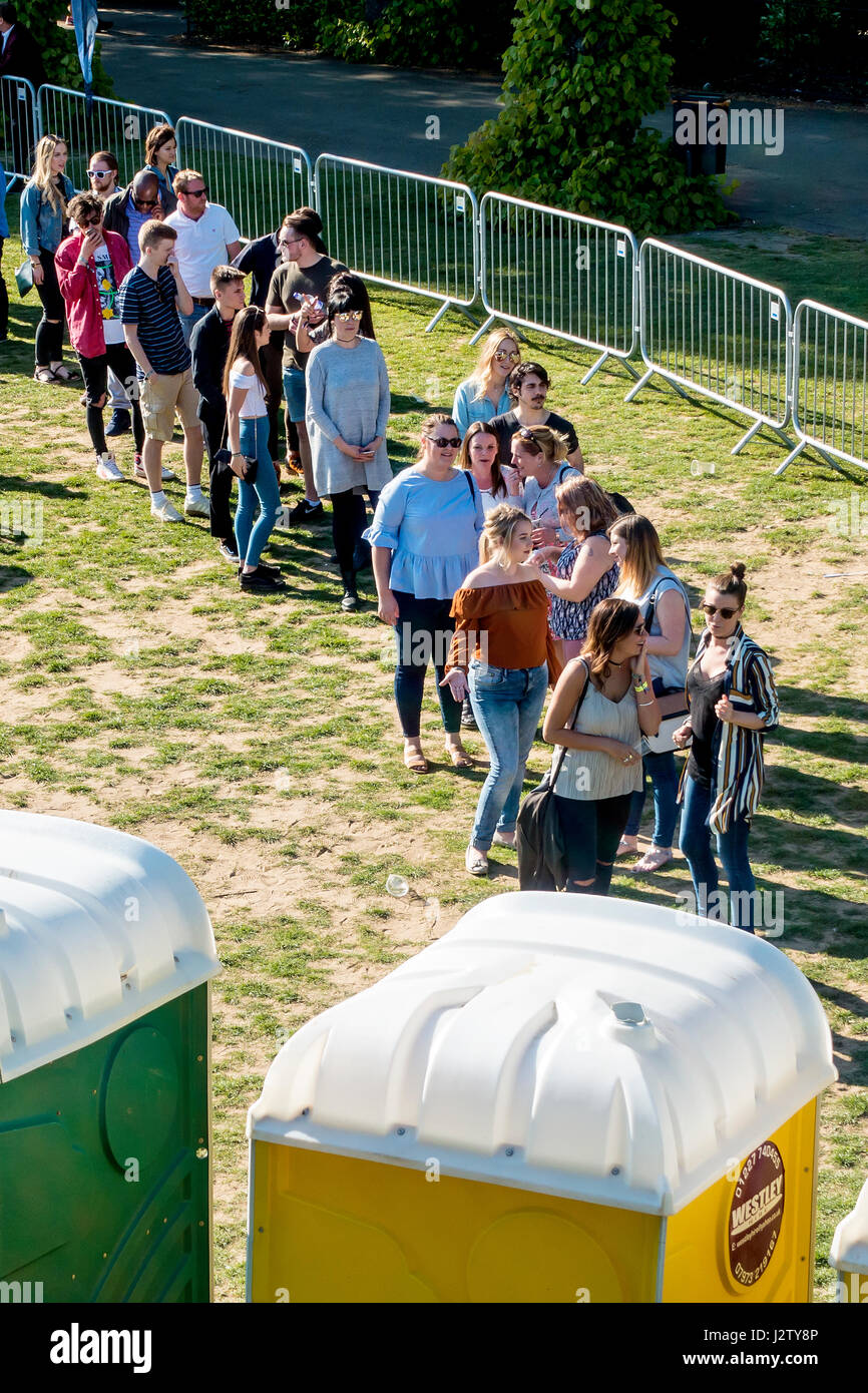 Warteschlange für die Loo Musik Festival Dane John Gärten Canterbury Stockfoto