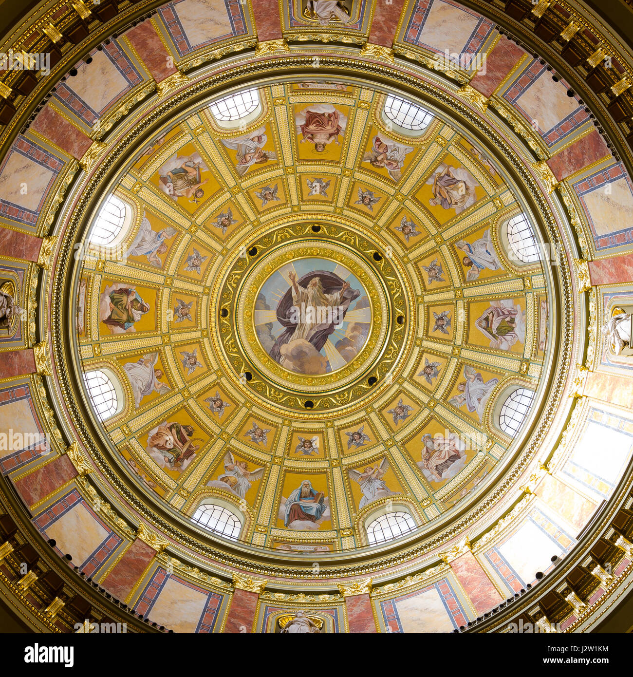 BUDAPEST, Ungarn - 22. Februar 2016: Innere der Kuppel. Römisch-katholische Kirche St.-Stephans Basilika. Reich verzierte Decke mit Wandmalerei und g Stockfoto