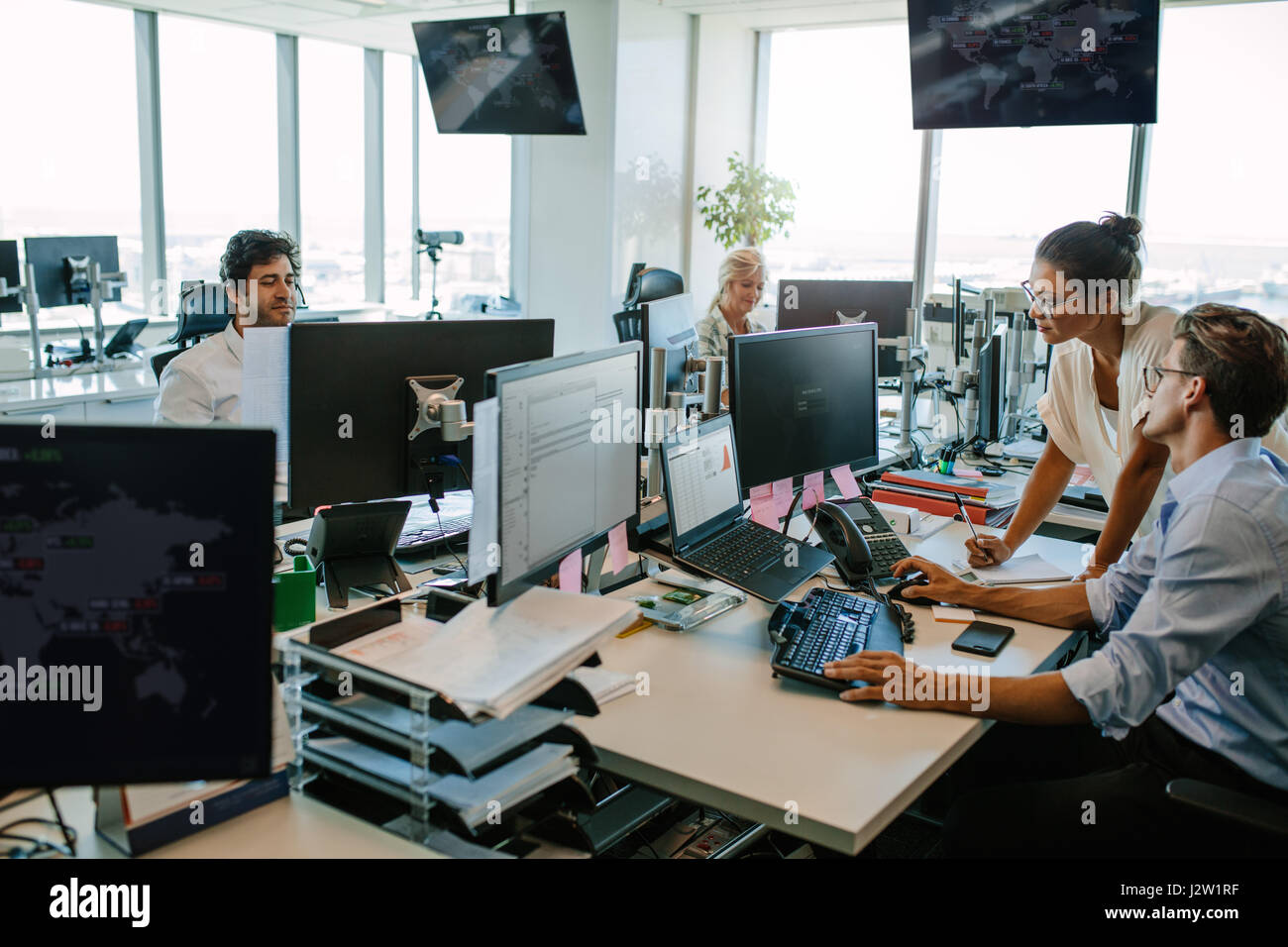 Geschäftsleute in modernen Büro. Team arbeiten am Schreibtisch im Büro beschäftigt. Stockfoto