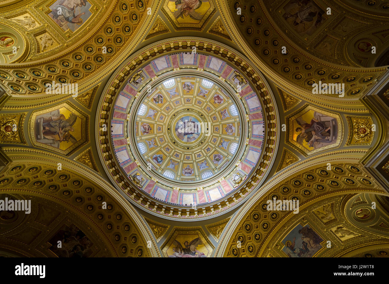 BUDAPEST, Ungarn - 22. Februar 2016: Innere der Kuppel. Römisch-katholische Kirche St.-Stephans Basilika. Reich verzierte Decke mit Wandmalerei und g Stockfoto