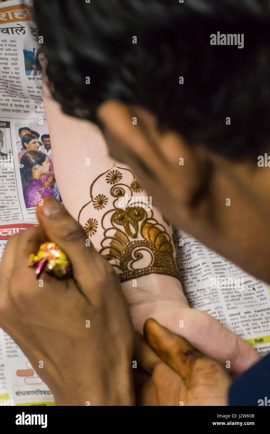 Ein Henna / Mehndi-Künstler arbeiten auf eine Braut Arm während einer Henna-Party. Stockfoto