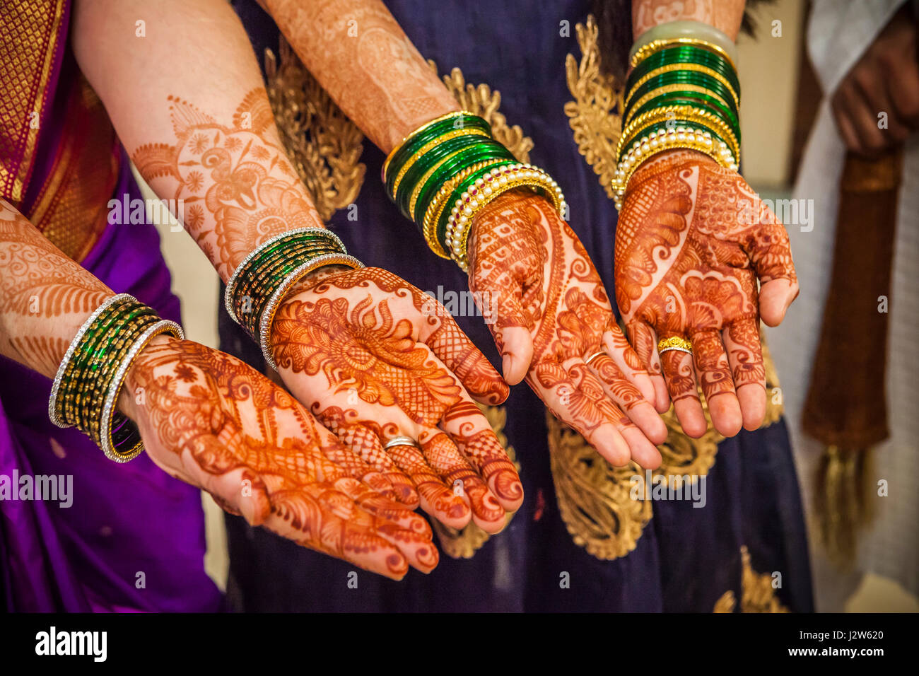 Die dekorierten Arme und Hände von zwei Frauen bei einer indischen Hindu Hochzeit. Pune, Indien. Stockfoto