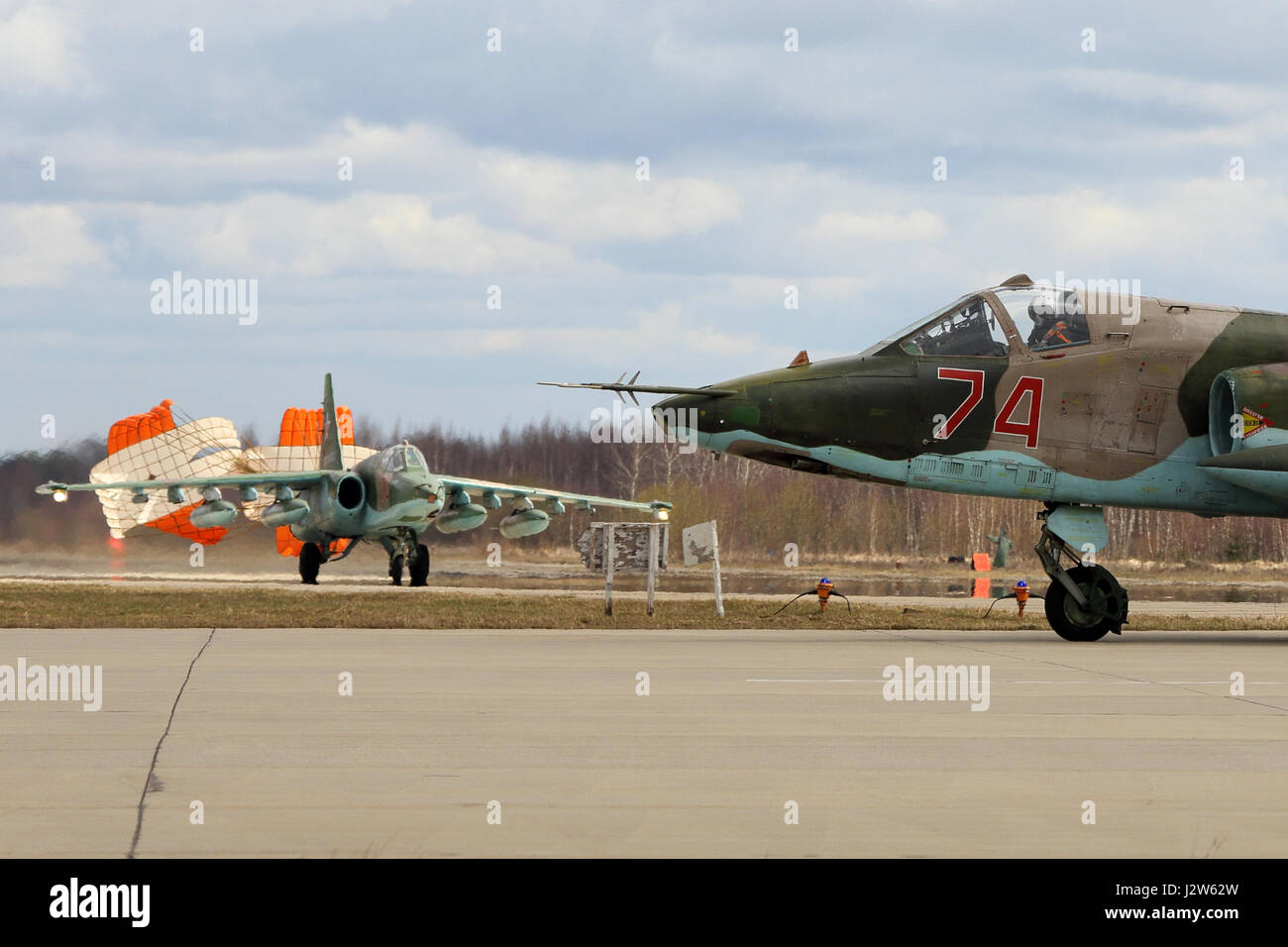 KUBINKA, MOSCOW REGION, Russland - 24. April 2017: Sukhoi Su-25BM Angriff Flugzeuge der russischen Luftwaffe während Victory Day parade Probe in Kubinka eine Stockfoto