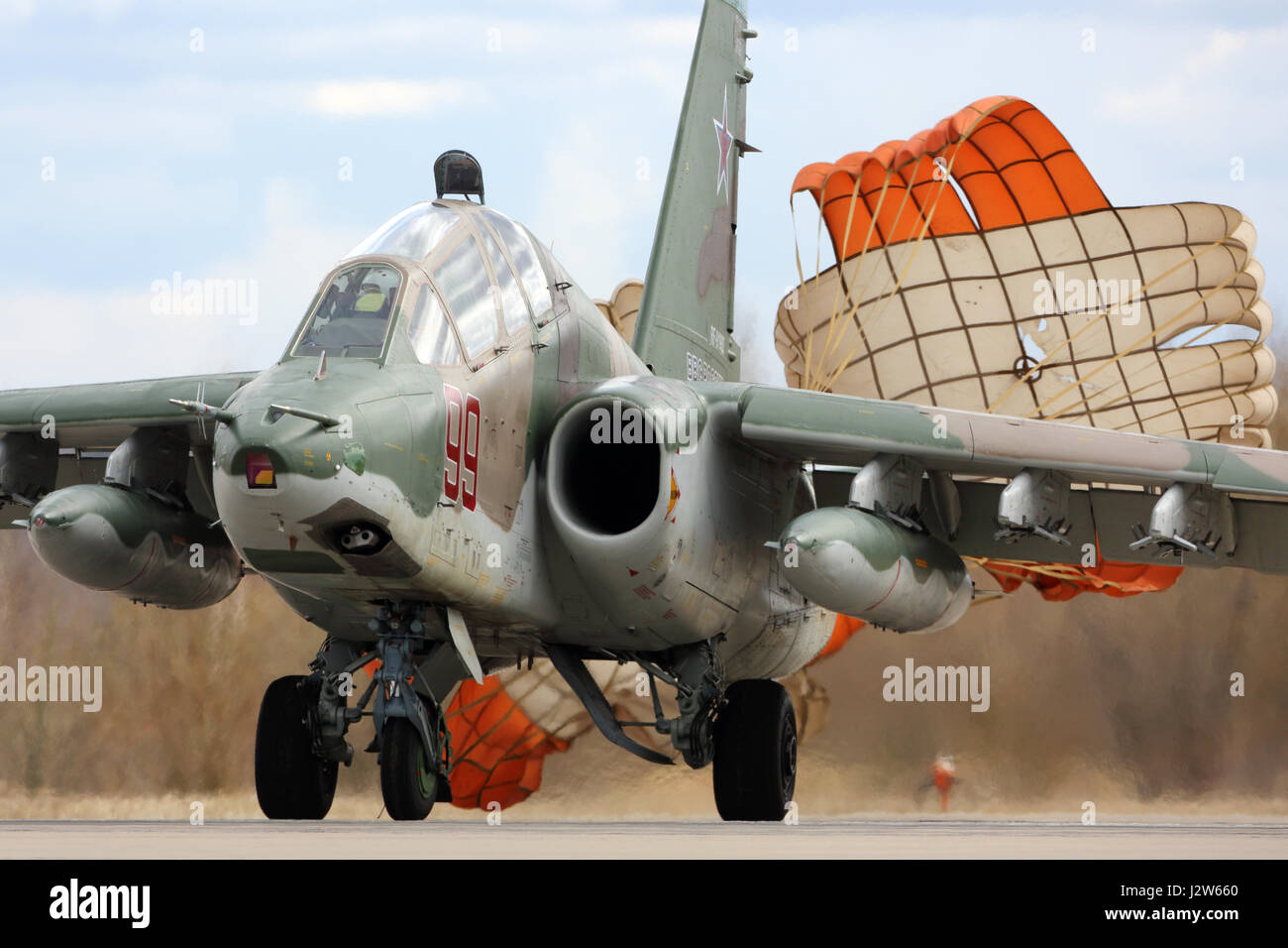 KUBINKA, MOSCOW REGION, Russland - 21. April 2017: Sukhoi Su-25UB Angriff Flugzeug der russischen Luftwaffe während der Victory Day Parade Proben in Kubinka Ki Stockfoto