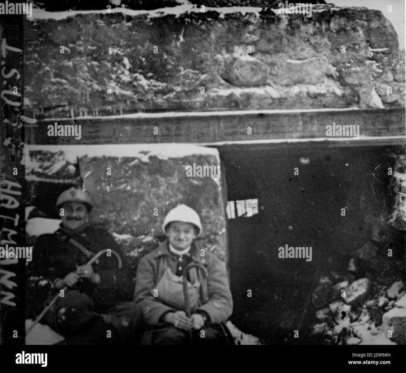 â€˜14-18 Soldats en attenteâ€™ bezieht sich auf eine Darstellung der Soldaten während des Ersten Weltkriegs. Der Satz fängt die Erwartung und den emotionalen Zustand der Soldaten ein, die auf Aktion warten, und hebt die Kriegserfahrungen hervor. Stockfoto