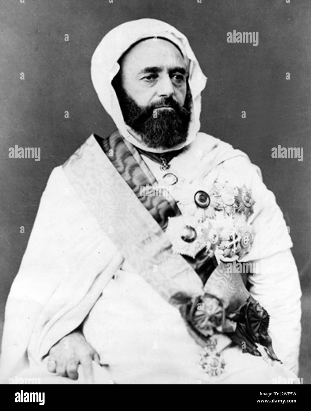 Abd al-Qadir war ein prominenter religiöser und militärischer Führer Algeriens im 19. Jahrhundert, bekannt für seinen Widerstand gegen die französische Kolonialisierung. Er wird für seine Führung, seine Diplomatie und seine Bemühungen zur Erhaltung der algerischen Unabhängigkeit gefeiert. Stockfoto