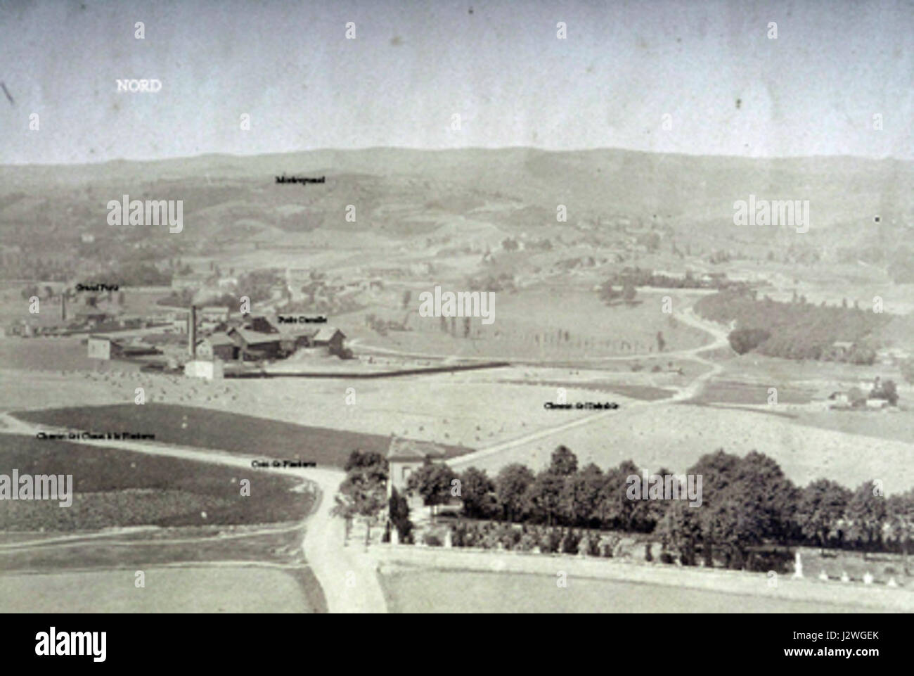 "9 Soleil copie" bezieht sich wahrscheinlich auf eine Reproduktion oder Kopie eines Werkes, das mit "Soleil" (auf Französisch "Sonne") in Verbindung steht. Es kann ein künstlerisches Werk oder eine symbolische Referenz sein, die den Titel eines Gemäldes oder Kunstwerks andeutet. Stockfoto