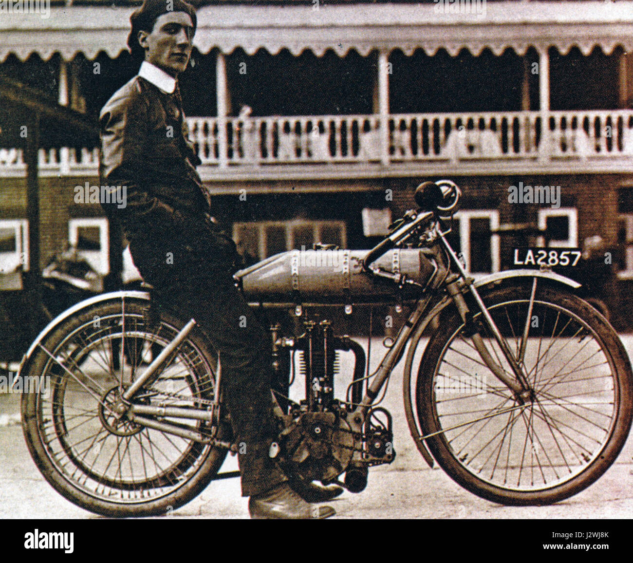 Dieses Bild zeigt ein klassisches Fledermausmodell mit einer bemerkenswerten Geschwindigkeit von 80 km/h, das wahrscheinlich auf seine Verwendung in einem historischen Kontext wie Sport oder Aerodynamik verweist, möglicherweise im Zusammenhang mit der frühen Entwicklung der Luftfahrt oder Sportausrüstung im Jahr 1910. Stockfoto Dieses Bild zeigt ein klassisches Fledermausmodell mit einer bemerkenswerten Geschwindigkeit von 80 km/h, das wahrscheinlich auf seine Verwendung in einem historischen Kontext wie Sport oder Aerodynamik verweist, möglicherweise im Zusammenhang mit der frühen Entwicklung der Luftfahrt oder Sportausrüstung im Jahr 1910. Stockfoto