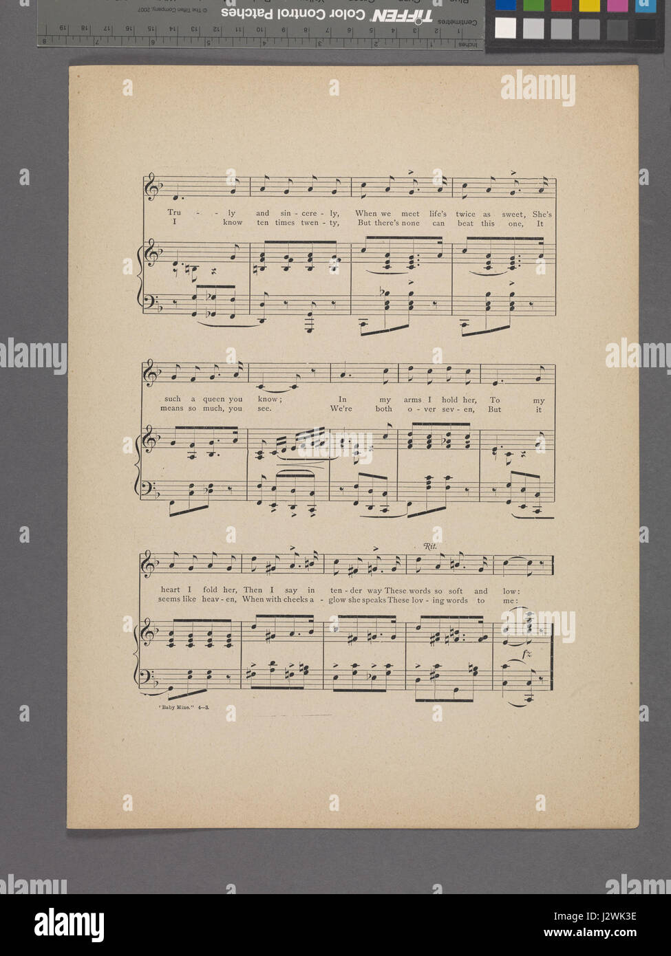 Baby Mine ist ein bekanntes Lied aus dem Film *Dumbo* aus dem Jahr 1941. Dieser zarte, herzliche Track, der ursprünglich für den Zeichentrickfilm geschrieben wurde, bleibt in der amerikanischen Filmgeschichte legendär und wurde für seine emotionale Resonanz und kraftvolle Darstellung der mütterlichen Liebe gefeiert. Stockfoto