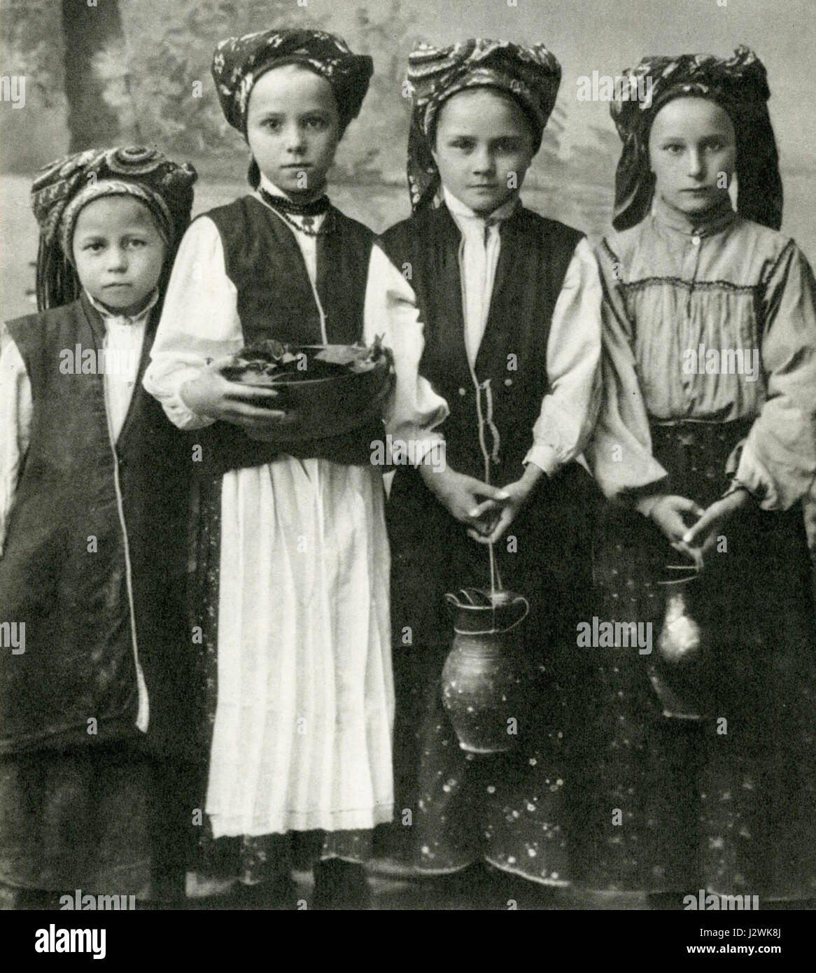 Belarussischen Bauernmädchen in Tracht - Luchniki Dorf - Region Minsk - ca 1910 n. Chr. Stockfoto