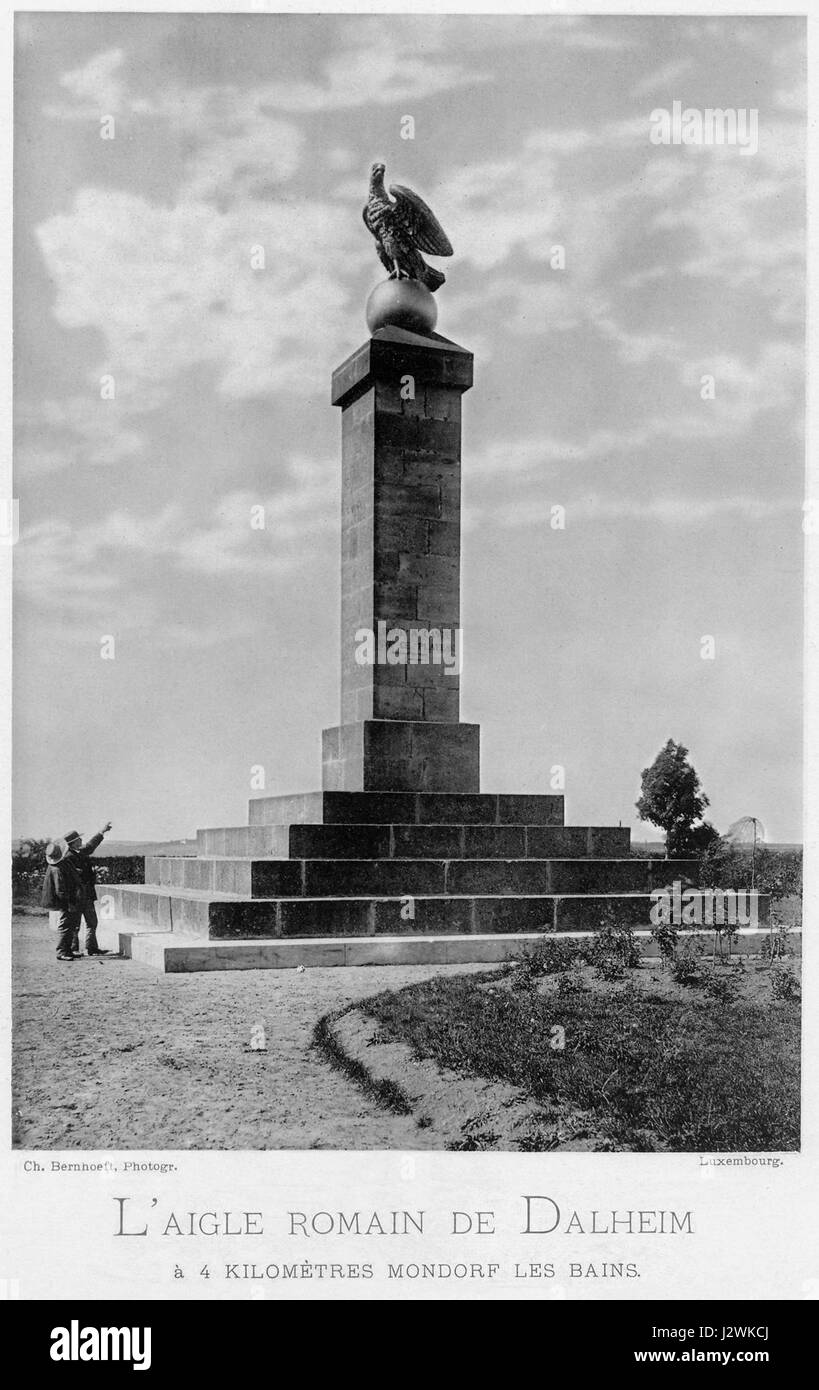 Die Arbeit von CH. Bernhoeft aus dem Jahr 1891 konzentriert sich auf eine Illustration einer historischen Szene aus Dalheim, Luxemburg. Dieses Kunstwerk stellt den römischen Adler dar, der das römische Erbe und den Einfluss in der Region symbolisiert. Stockfoto