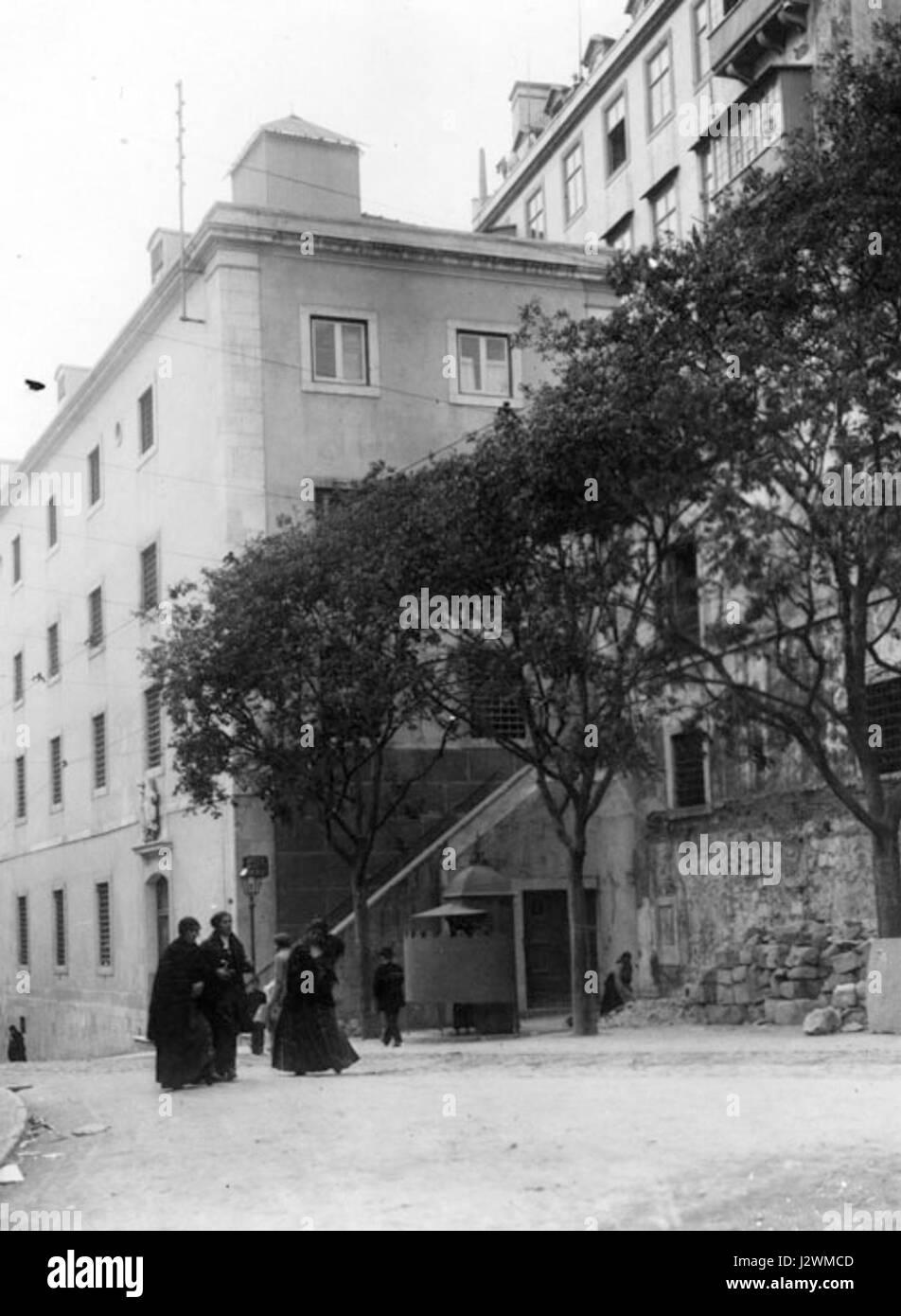 AljubeSecXX bezieht sich auf einen historischen Ort, der wahrscheinlich mit einem ehemaligen politischen Gefängnis im Kontext der europäischen Geschichte des 20. Jahrhunderts zusammenhängt. Es gibt Einblicke in die politische Landschaft und die Kämpfe während der Ära. Stockfoto