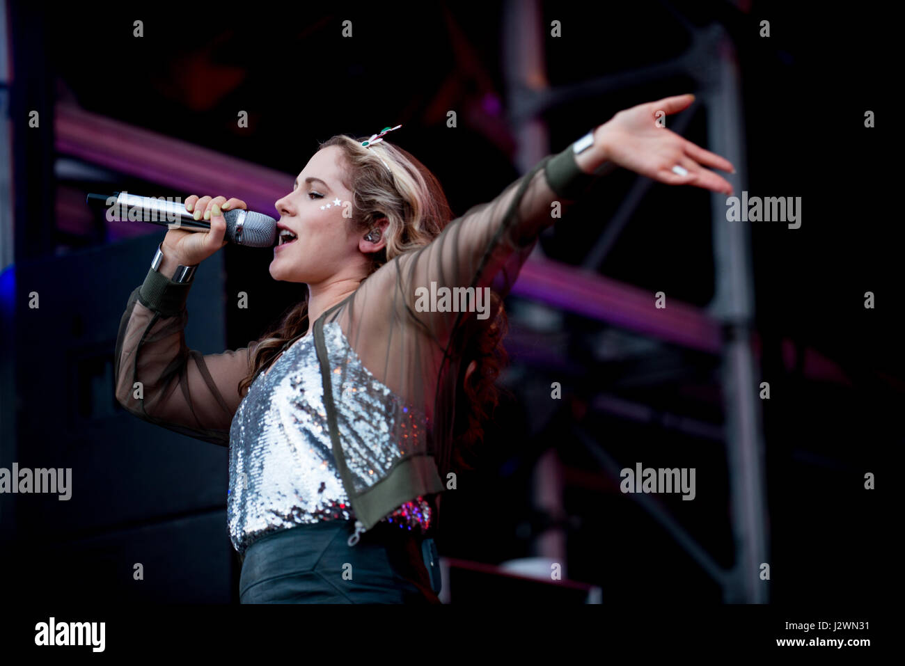 Lulworth Castle, Lulworth Estate, East Lulworth, Dorset, Vereinigtes Königreich. 30. Juli 2016. DJ Smaragd Rose Lewis und Katie B führen Sie auf der Bühne im Camp Bestival Music Festival 2016. © Will Bailey / Alamy Stockfoto