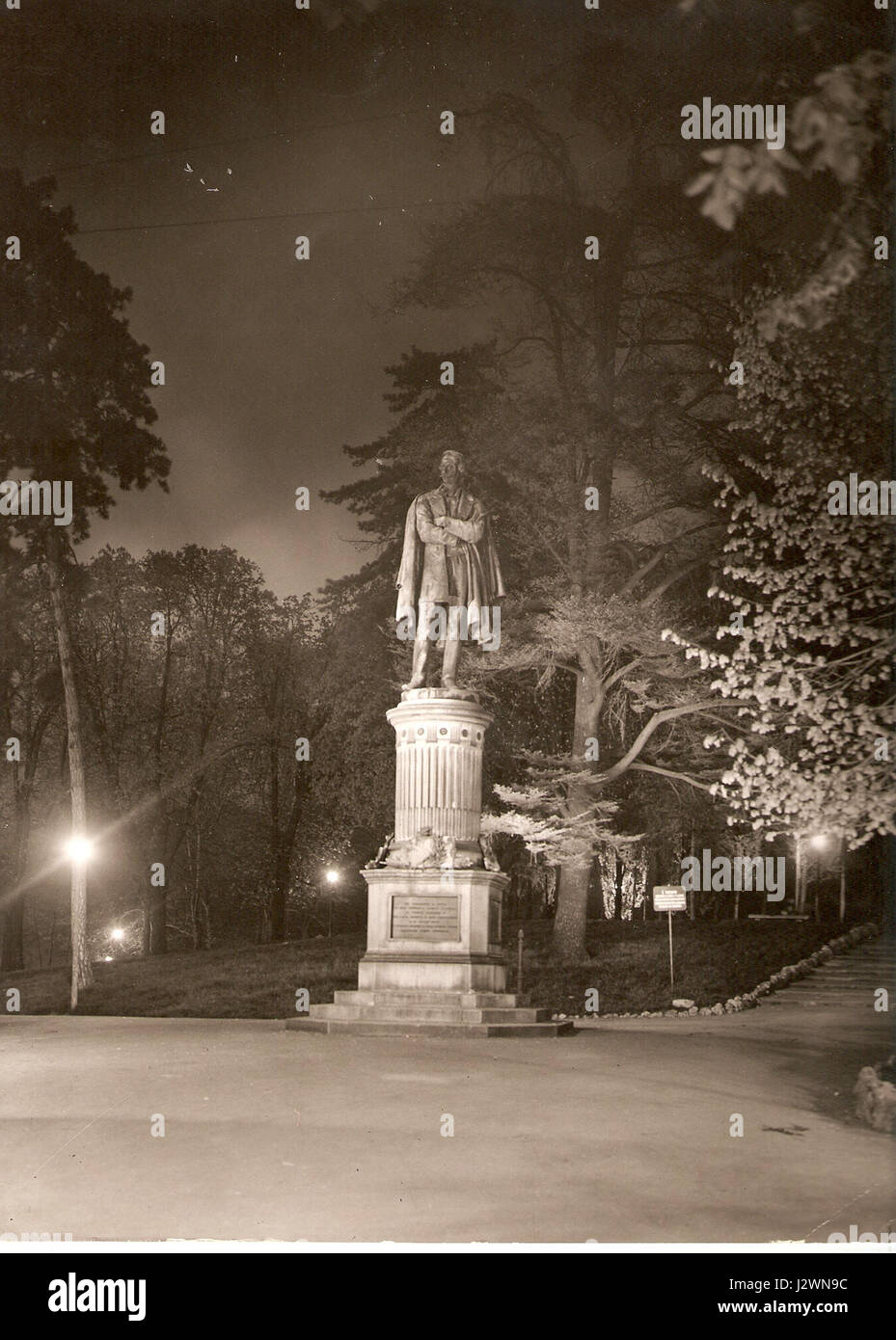 Der Monumento a Massimo d’Azeglio ist eine Gedenkstatue, die Massimo d’Azeglio gewidmet ist, einem italienischen Staatsmann, Maler und Schriftsteller, der für seine Beiträge zur Vereinigung Italiens bekannt ist. Stockfoto