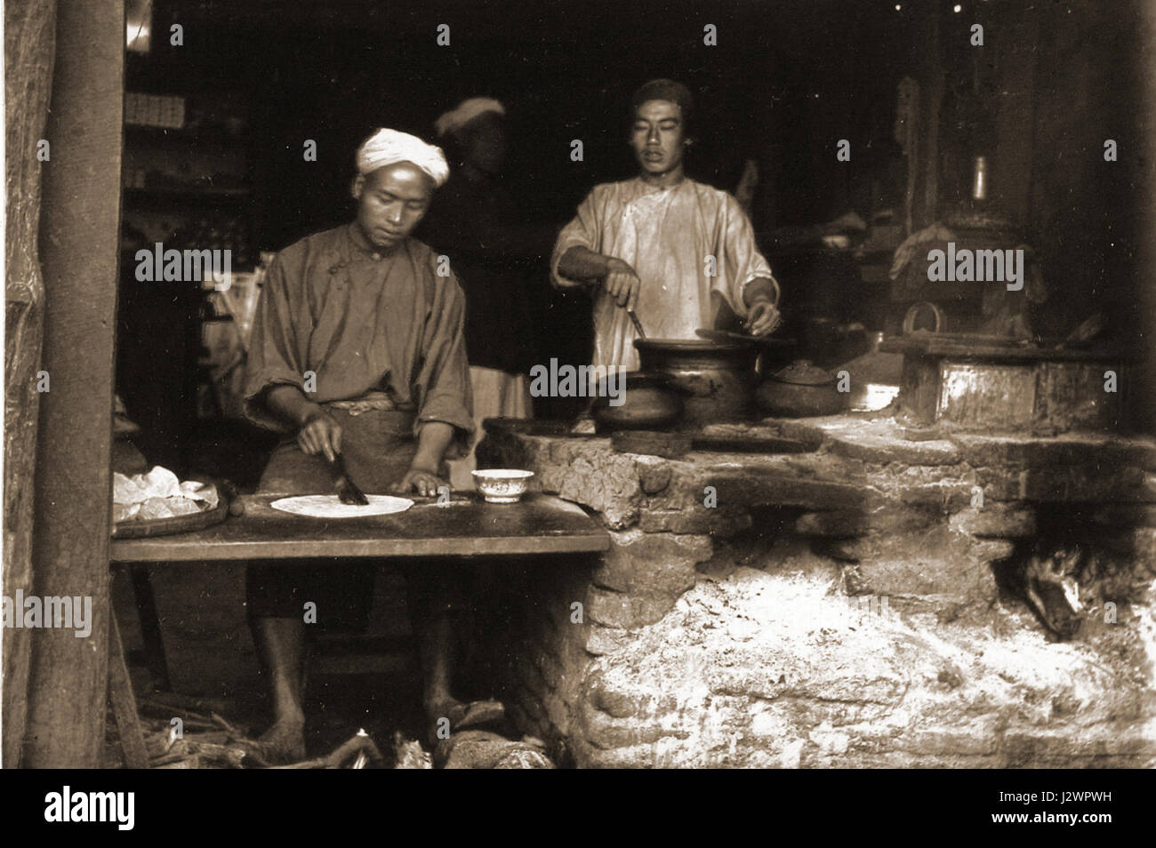 Eine Szene aus einer Bäckerei in Chinatown in Mandalay, Myanmar. Der Laden spiegelt das reiche kulturelle Erbe der Stadt wider und serviert traditionelle Backwaren in einem belebten, historischen Viertel, das für seinen chinesischen Einfluss bekannt ist. Stockfoto
