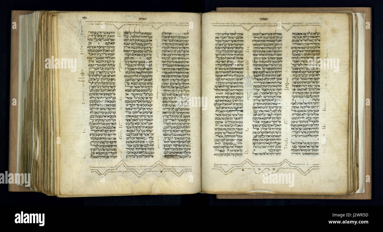 Diese Bibel aus dem Jahr 1300 ist eine bedeutende religiöse Handschrift, die mittelalterliche christliche Texte zeigt. Es repräsentiert das spirituelle und intellektuelle Erbe des Mittelalters mit beleuchteten Seiten und religiösen Kommentaren. Stockfoto