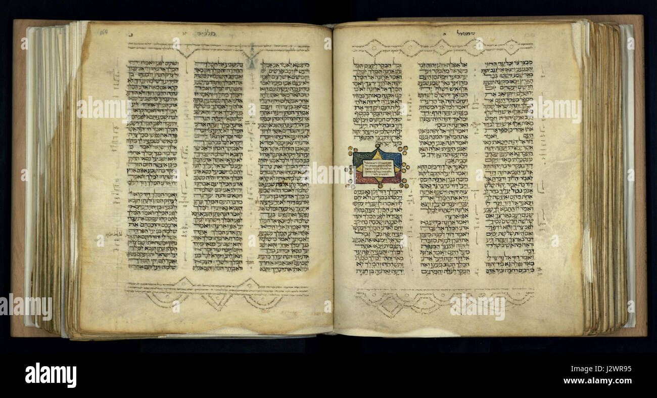 Diese Bibel aus dem Jahr 1300 ist eine wichtige Handschrift aus dem Mittelalter. Sie stellt die frühen Stadien gedruckter und handkopierter religiöser Texte dar und bietet Einblick in mittelalterliche religiöse Praktiken und die Entwicklung christlicher Literatur. Stockfoto