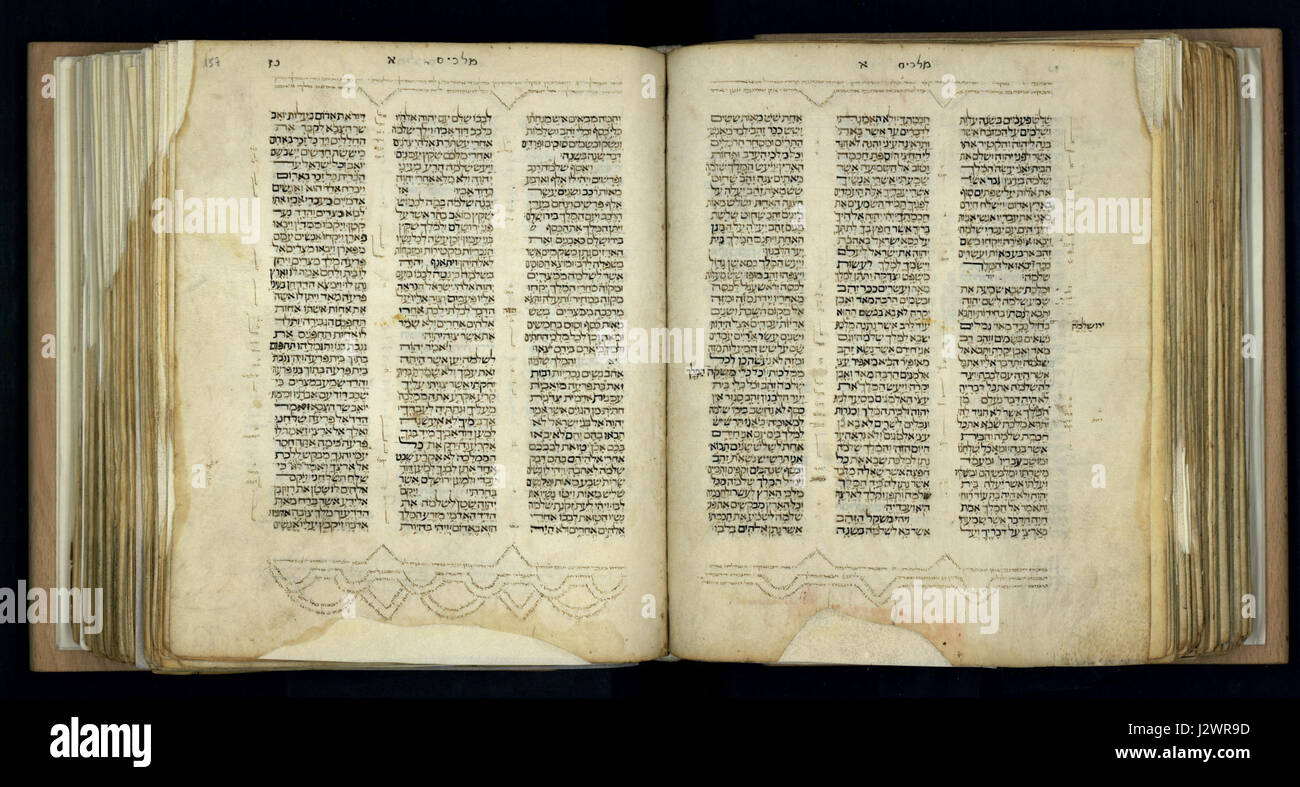 Diese Bibel aus der Zeit um 1300 ist ein bedeutendes historisches Manuskript. Es gibt Einblicke in die religiösen Texte und Praktiken des Mittelalters und zeigt die Bedeutung der Schrift im mittelalterlichen christlichen Leben. Stockfoto