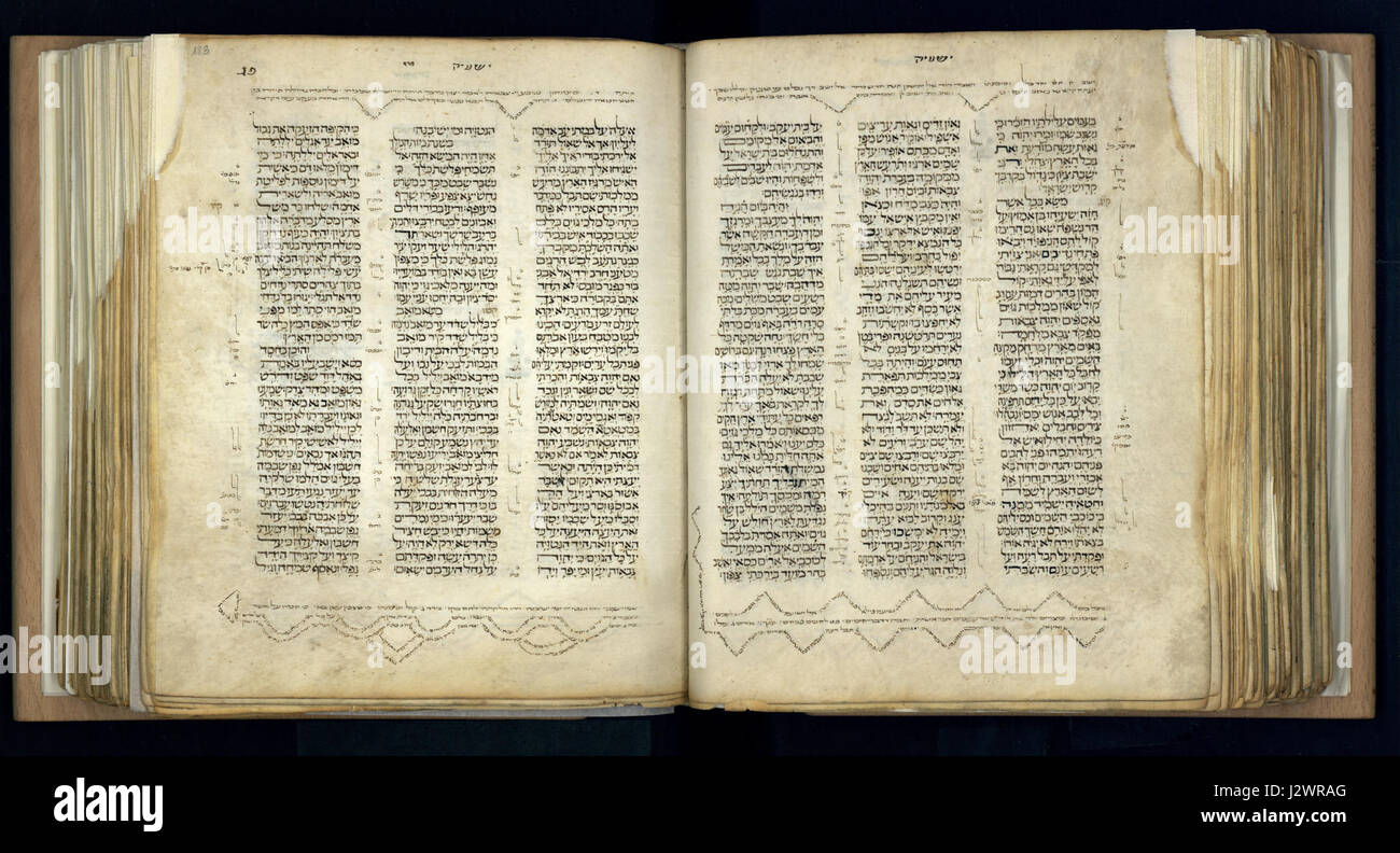 Dies ist ein historisches Manuskript der Bibel aus dem Jahr 1300, das frühchristliche religiöse Texte zeigt. Das Werk repräsentiert eine bedeutende Periode der religiösen Manuskripte, oft handkopiert und beleuchtet. Stockfoto