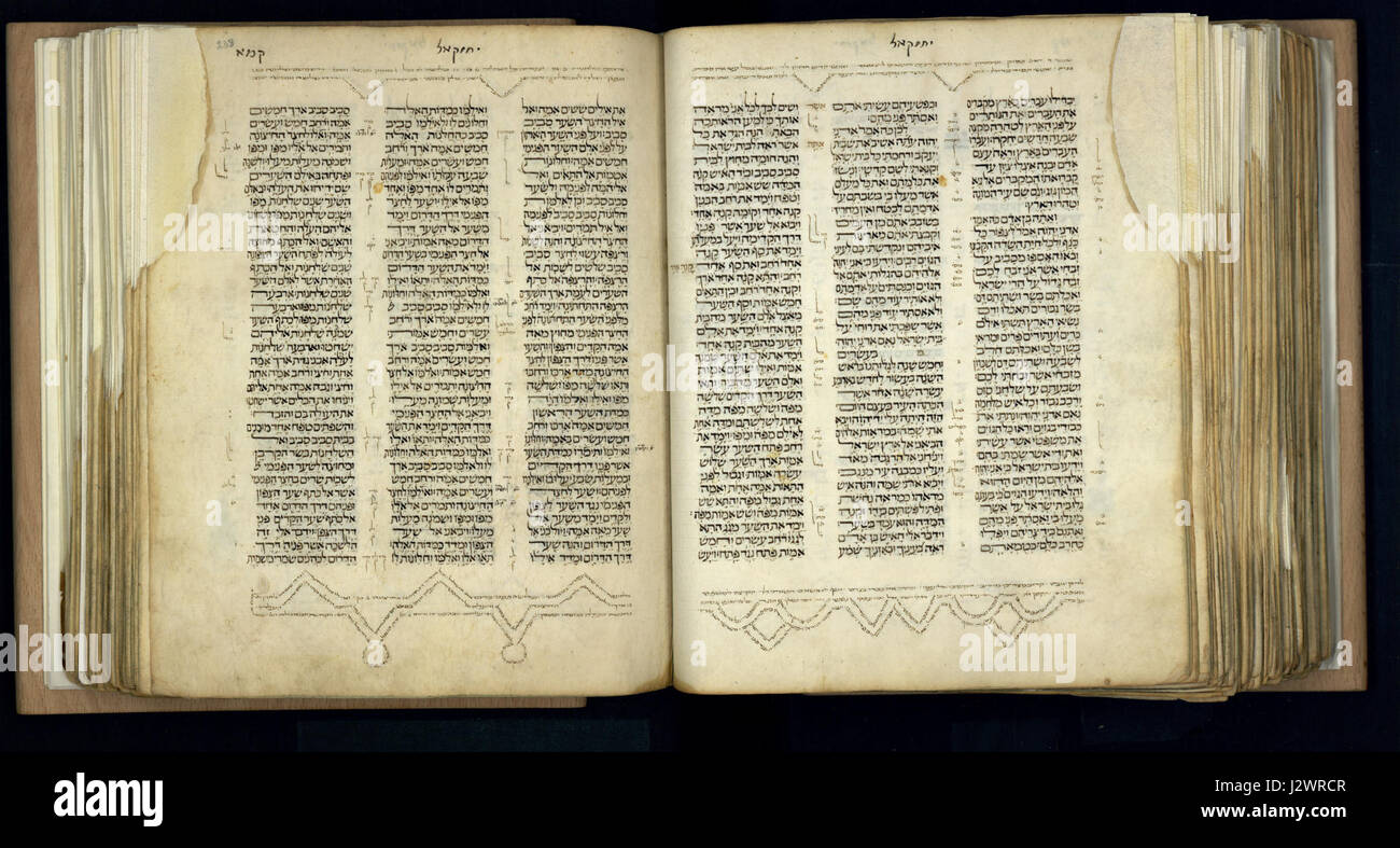 Dies bezieht sich auf eine Handschrift der Bibel aus dem Jahr 1300. Solche Bibeln wurden oft von Hand kopiert und wunderschön illustriert, die sowohl religiösen als auch künstlerischen Wert repräsentierten. Die Zahl 240 kann sich auf eine bestimmte Seite oder einen bestimmten Band in der Handschrift beziehen. Stockfoto