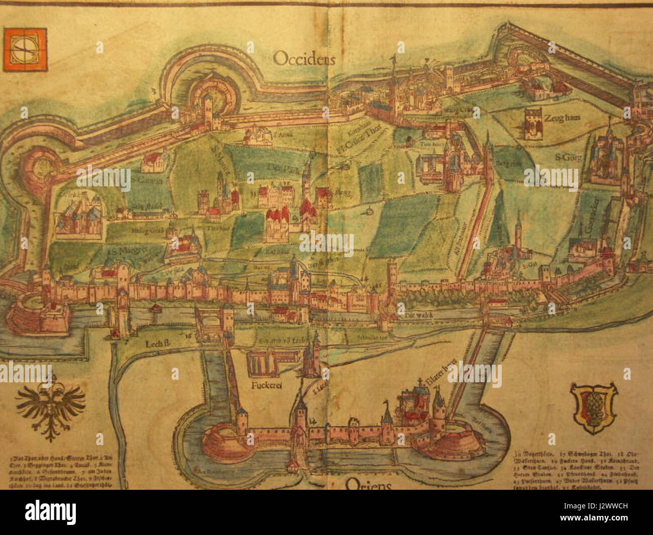 Dieses Bild bietet einen genaueren Blick auf Augsburg, Deutschland, aus dem Jahr 1600. Die Aussicht spiegelt die Architektur und das Layout der Stadt während der Spätrenaissance wider. Stockfoto