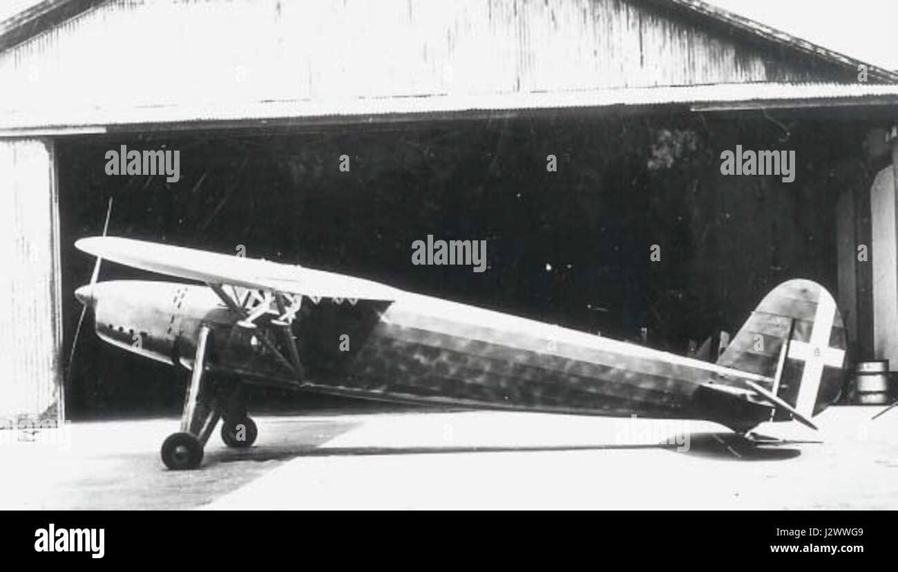 Die italienische IMAM RO.63 war ein Aufklärungs- und leichtes militärisches Transportflugzeug, das Mitte des 20. Jahrhunderts eingesetzt wurde. Diese Seitenansicht zeigt das Design und die Funktionalität für militärische Operationen. Stockfoto