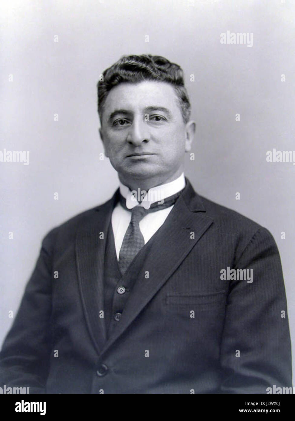 Carlos Bustos, geboren 1926, war eine einflussreiche Persönlichkeit, die für seine Beiträge auf dem Gebiet der Kunst bekannt war, insbesondere für seine Auseinandersetzung mit verschiedenen künstlerischen Stilen. Seine Werke spiegeln seinen persönlichen Umgang mit zeitgenössischen Themen und tiefgreifenden kulturellen Themen wider. Stockfoto