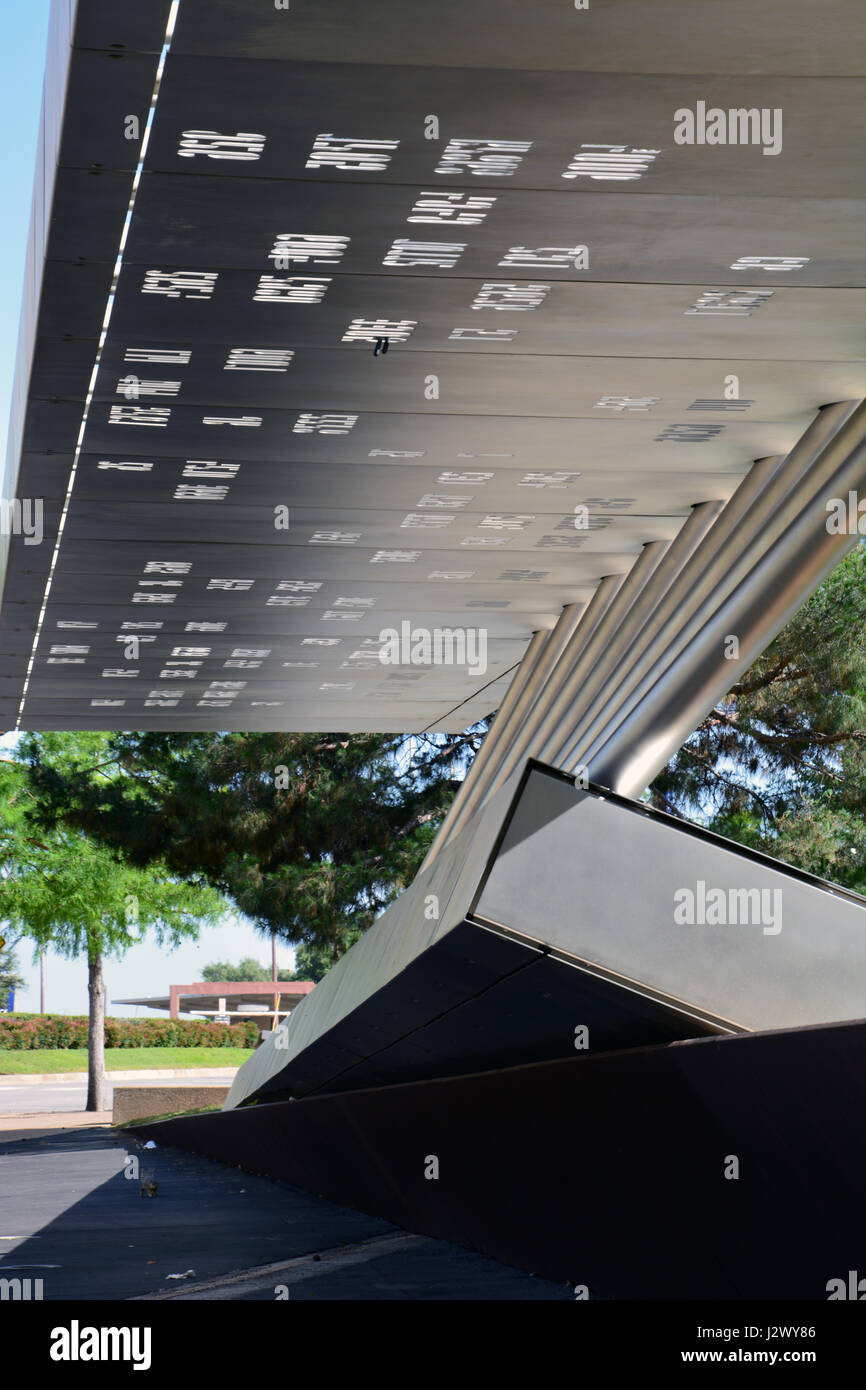 Die Dallas Polizei Denkmal vor der City Hall listet die Namen der Offiziere, die in der Linie der Aufgabe getötet, einschließlich der fünf am 7. Juli 2016 in einen Hinterhalt. Stockfoto