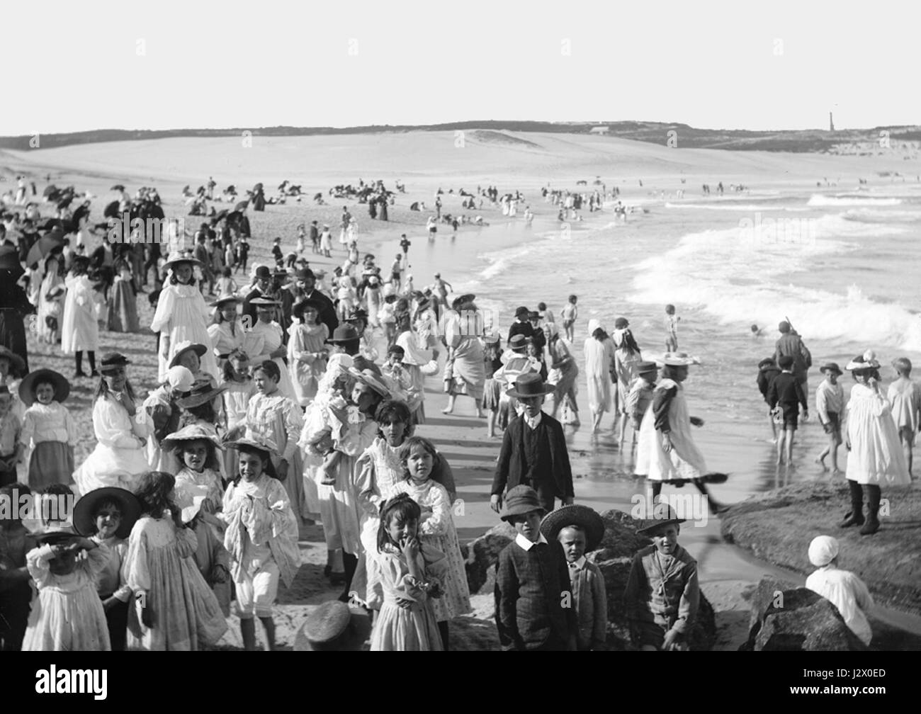 Dieses Foto von Bondi Bay in Sydney, Australien, stammt aus der Sammlung des Powerhouse Museums. Es fängt die Schönheit eines der berühmtesten Strände Sydneys ein, ein beliebtes Reiseziel für Touristen und Einheimische. Stockfoto