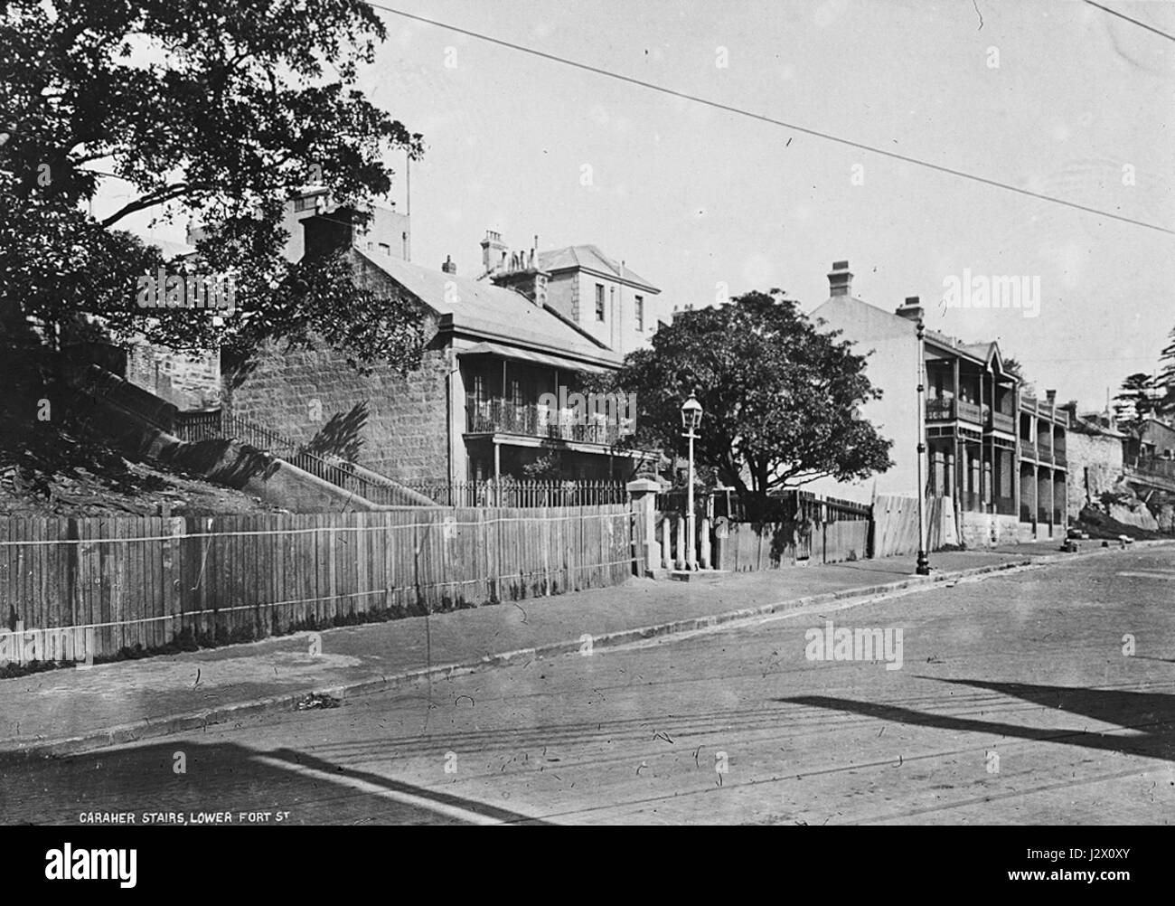 Dieses Bild zeigt die Caraher Treppen in der Lower Fort Street, die aus der Powerhouse Museum Collection stammen. Es ist ein historisches Merkmal der urbanen Landschaft Sydneys. Stockfoto
