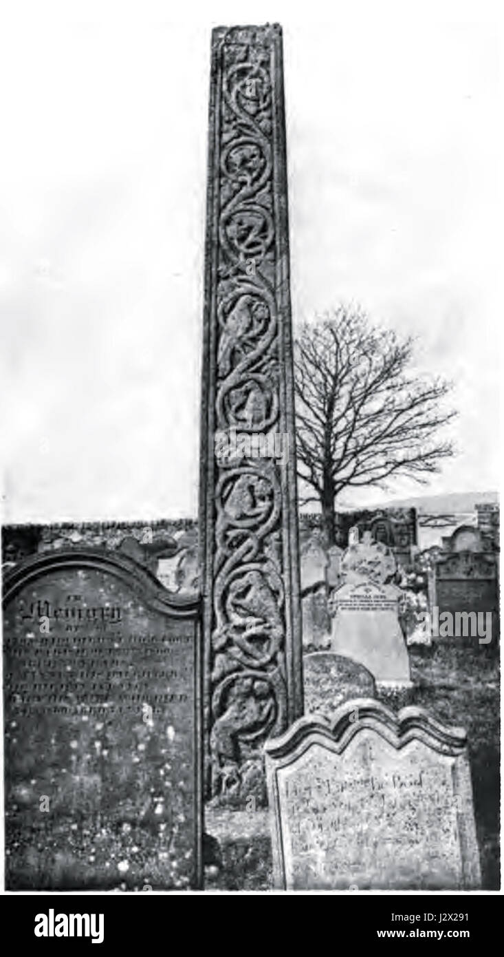 Das Bewcastle Cross in Cumbria, England, ist ein frühmittelalterliches Steinkreuz. An der Ostwand sind aufwändige Schnitzereien zu sehen, die einen Einblick in die angelsächsische Kunst und Kultur bieten, mit Darstellungen religiöser Themen und biblischer Geschichten. Stockfoto