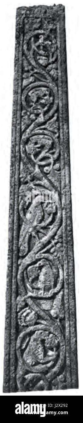 Das Bewcastle Cross in Cumbria, England, ist ein bedeutendes frühmittelalterliches Steinkreuz aus dem 7. Oder 8. Jahrhundert. Die obere Ostwand des Kreuzes zeigt komplizierte Schnitzereien, die den christlichen Einfluss und die angelsächsische Kunst dieser Zeit widerspiegeln. Es ist ein wichtiges Artefakt frühchristlicher und angelsächsischer Herkunft. Stockfoto