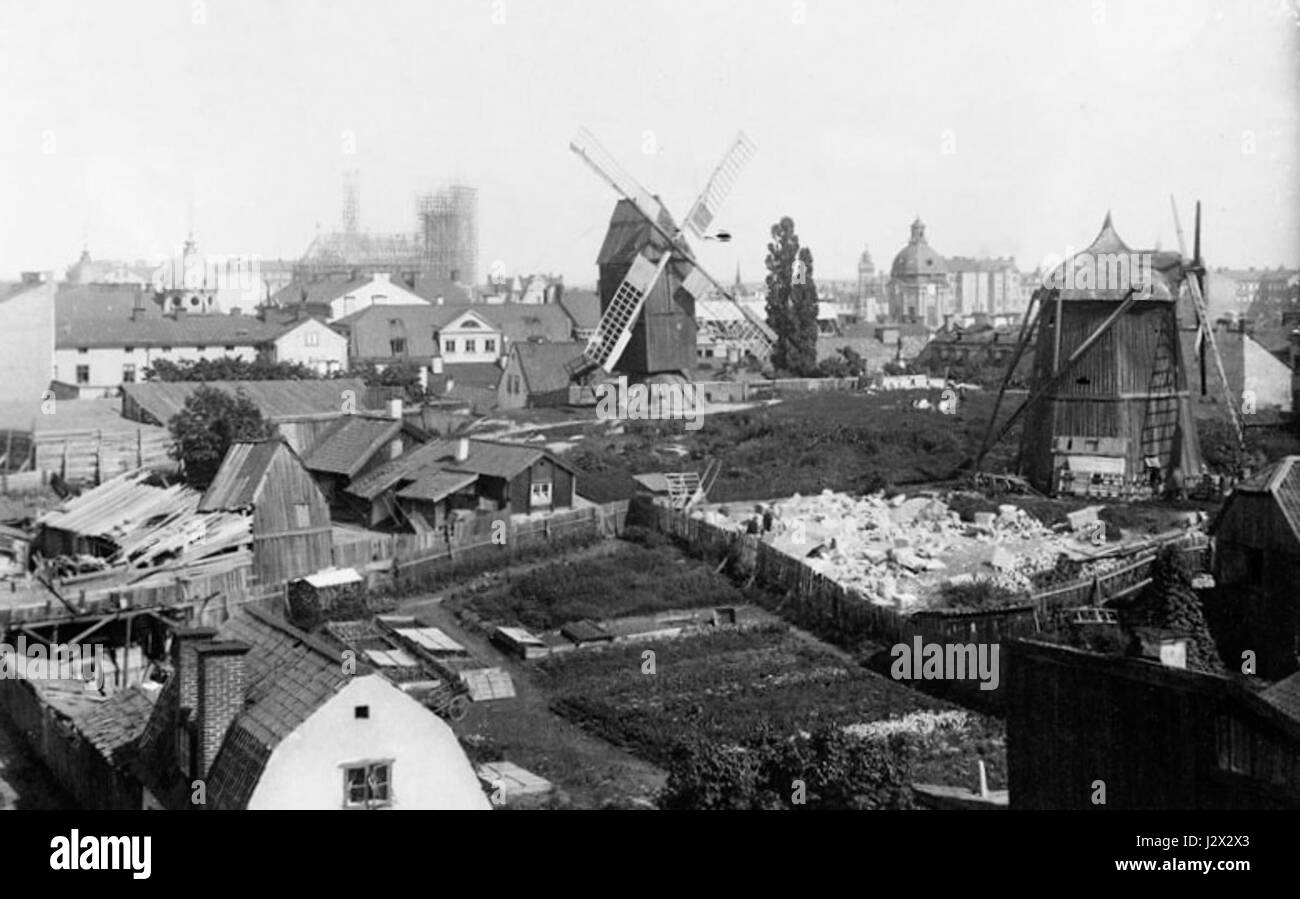 Barnhuskvarnarna bezieht sich auf traditionelle schwedische Windmühlen, die historisch für die Getreidemahlung verwendet wurden. Sie stellen einen wesentlichen Teil des landwirtschaftlichen Erbes und der ländlichen Geschichte Schwedens dar. Stockfoto