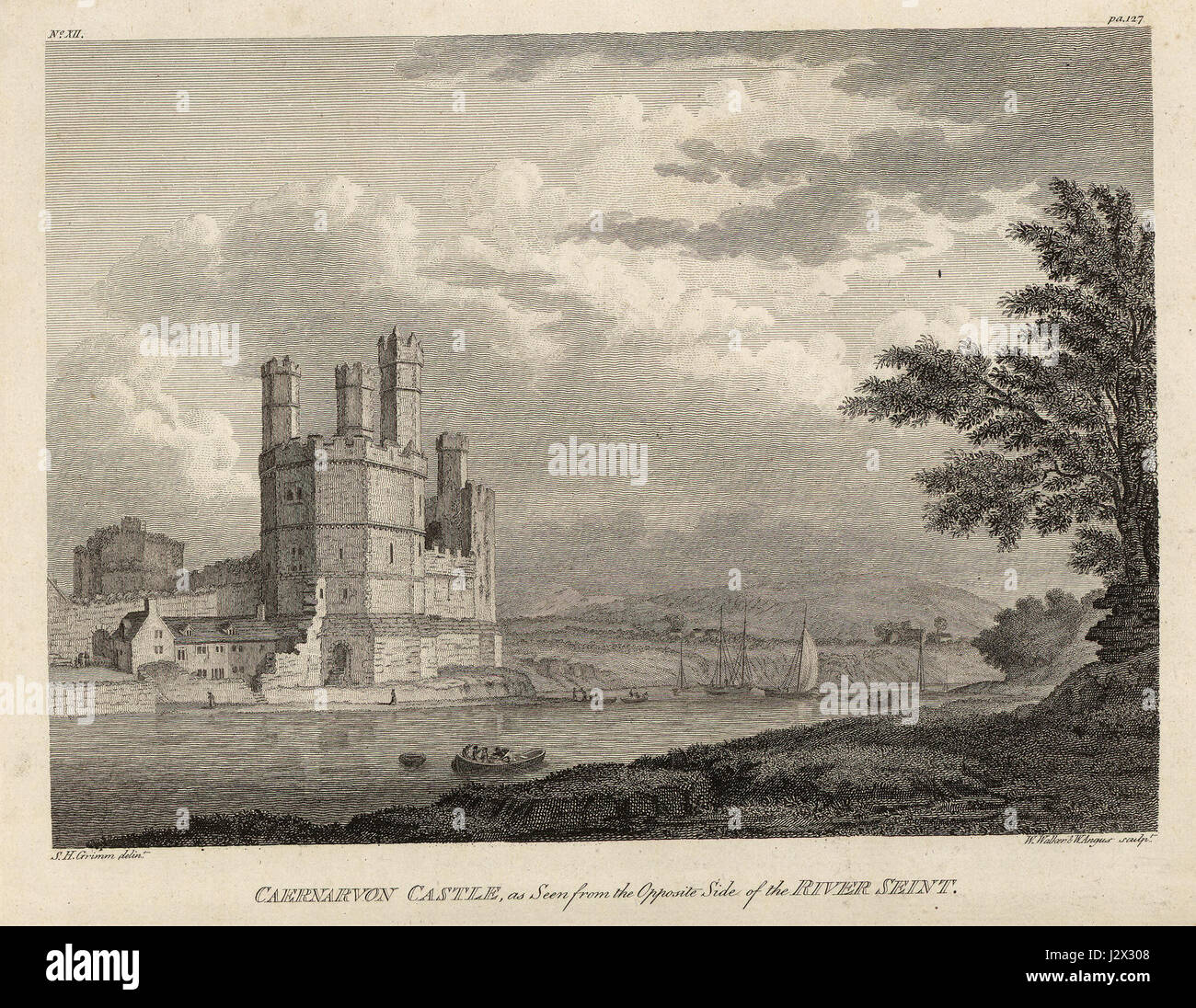 Caernarvon Castle ist eine historische Festung in Wales auf der anderen Seite des Seint River, bekannt für ihre mittelalterliche Architektur und bedeutende Rolle in der walisischen Geschichte als königlicher Sitz und Militärfestung. Stockfoto