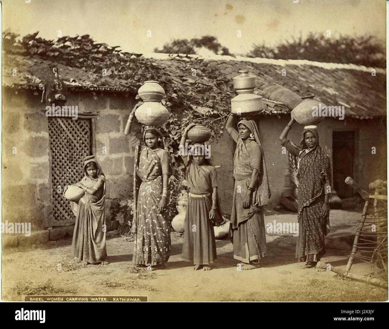 Bhil Frauen Wassertragen, Kathiawar ein Eiweiss zu drucken, c. 1880 Stockfoto