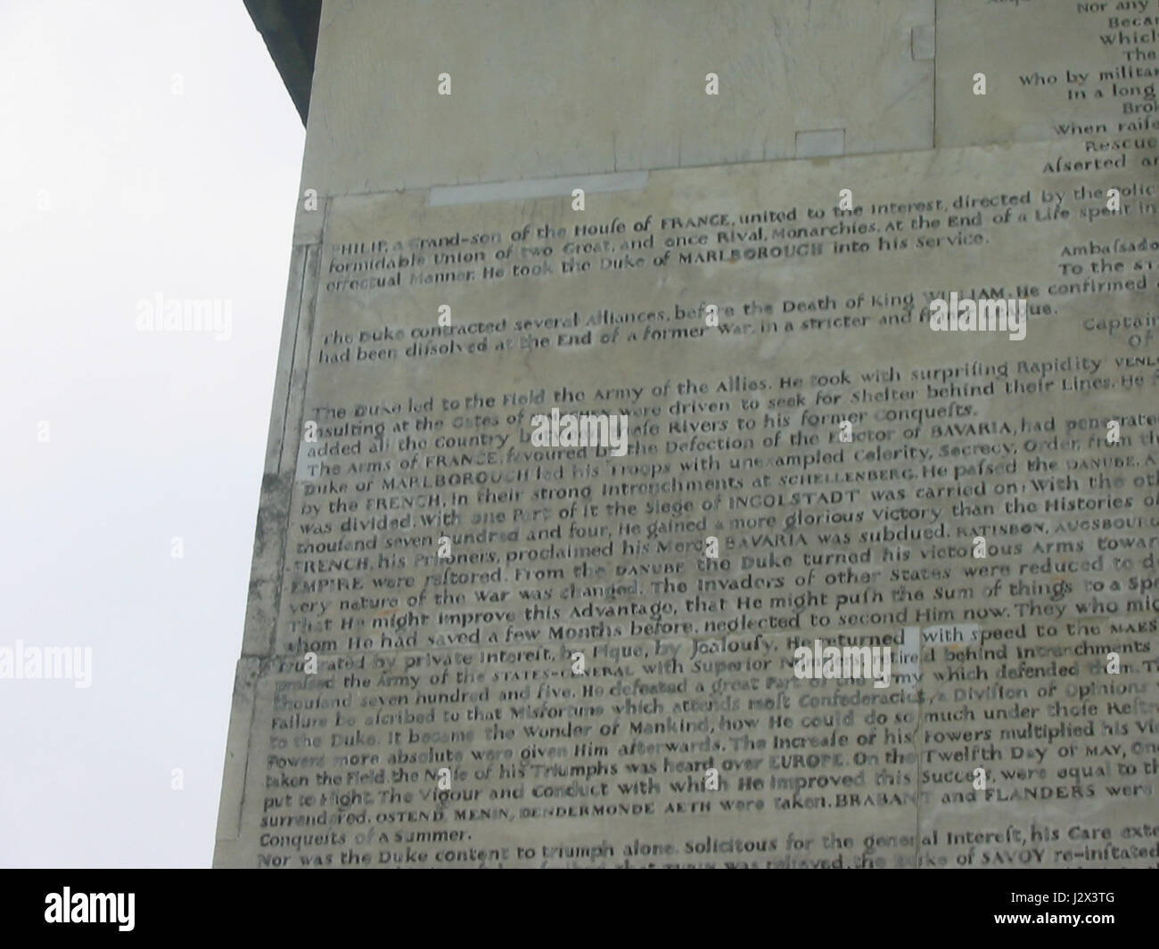 Eine Fotografie des südlichen oberen linken Teils der Siegessäule im Blenheim Palace, Oxfordshire, England, mit seinen architektonischen Details und Gedenkinschriften. Stockfoto