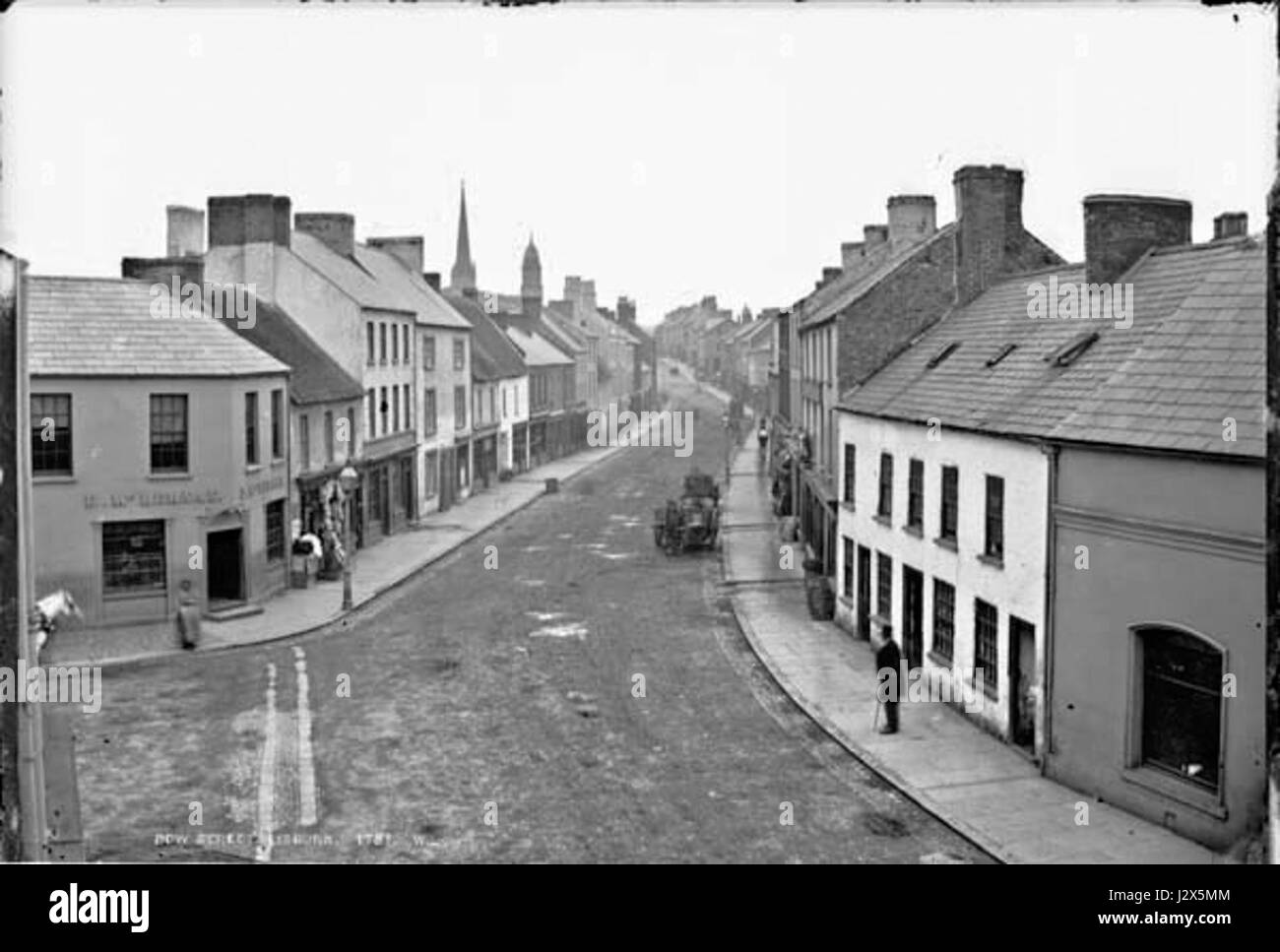 Dieses Bild zeigt die Bow Street in Lisburn, Nordirland, und zeigt ihre zentrale Rolle im Einzelhandel und im sozialen Leben der Stadt. Lisburn, bekannt für seine Geschichte in der Textilproduktion, ist auch ein kulturelles Zentrum in der Region. Stockfoto
