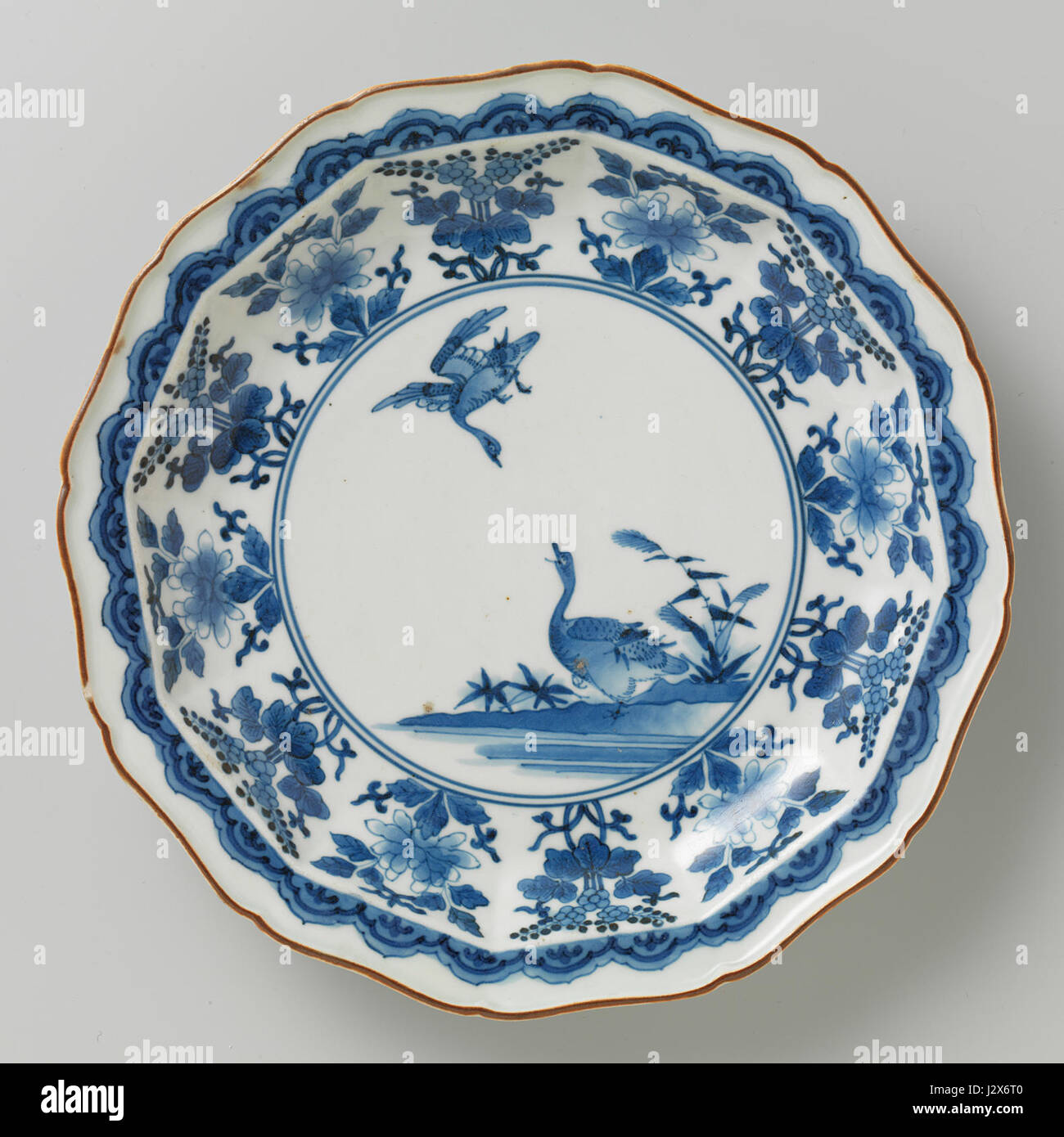 Diese dekorative Platte im Rijksmuseum ist mit Blumenmotiven, Gänsen und Schilf versehen. Es ist ein schönes Beispiel für niederländisches Handwerk, das die Verwendung der Natur in der dekorativen Kunst zeigt. Stockfoto