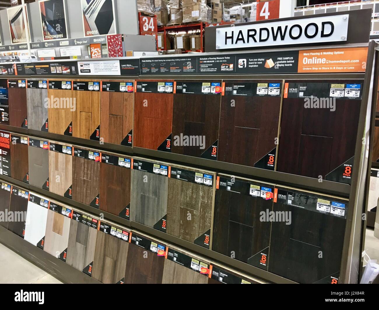 Hartholz-Fußboden-Auswahl bei The Home Depot Stockfoto