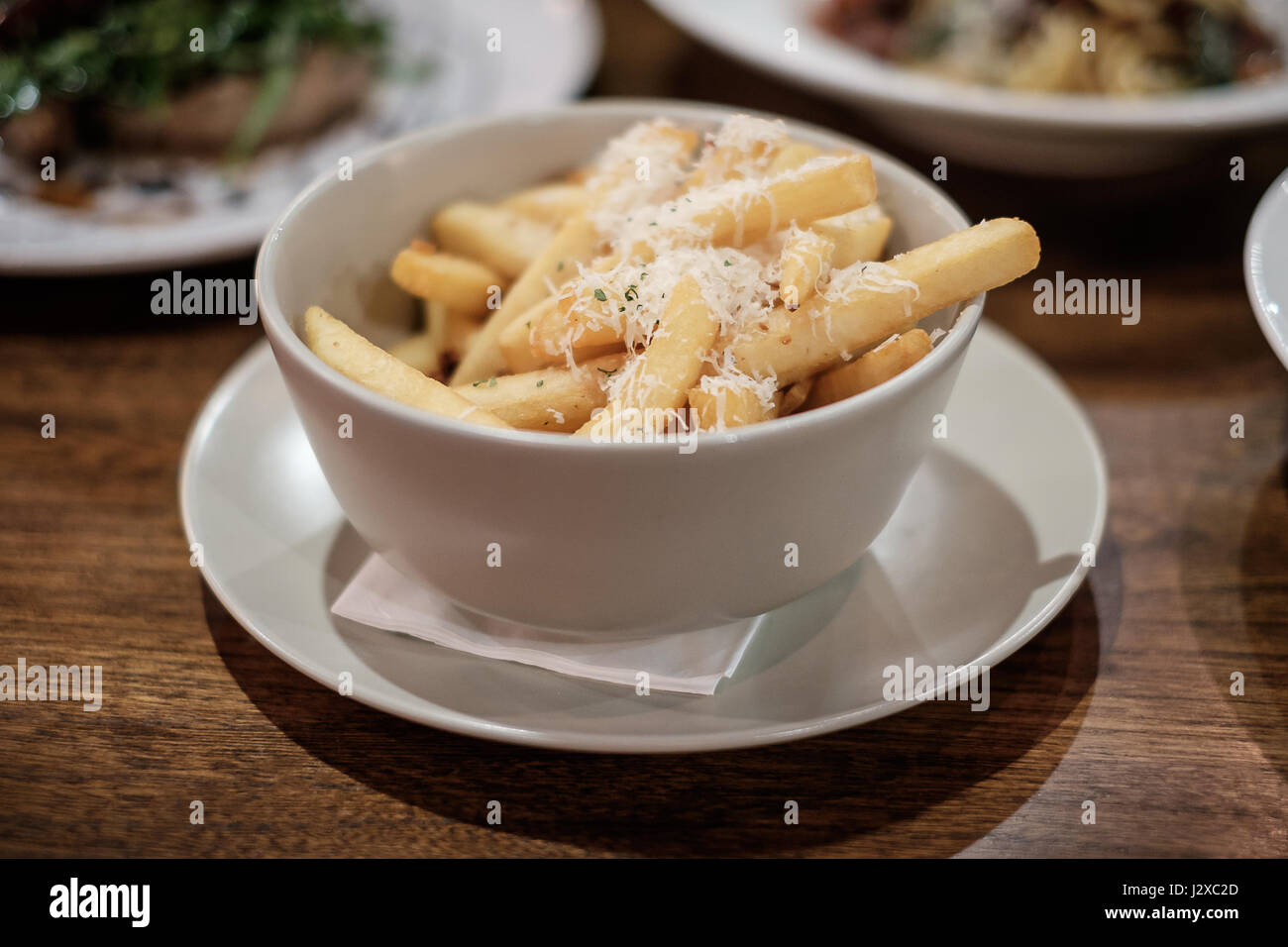 Pommes Frites mit Käse auf der Oberseite. Stockfoto