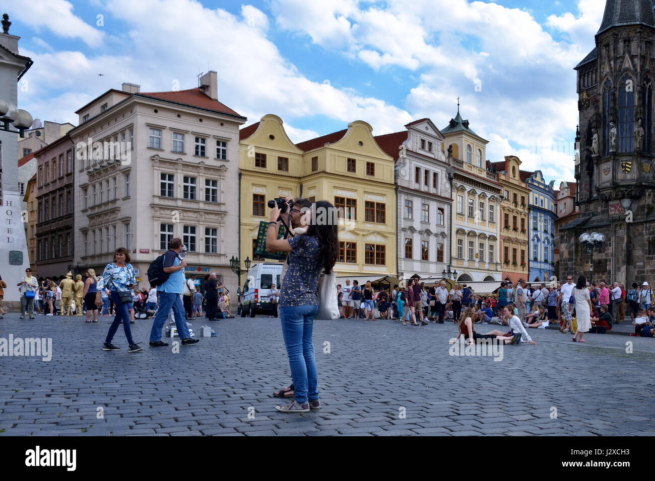 Touristen merken Architektur der mittelalterlichen Altstadt im historischen Zentrum von Prag, Tschechische Republik, am 15. August 2016 Stockfoto