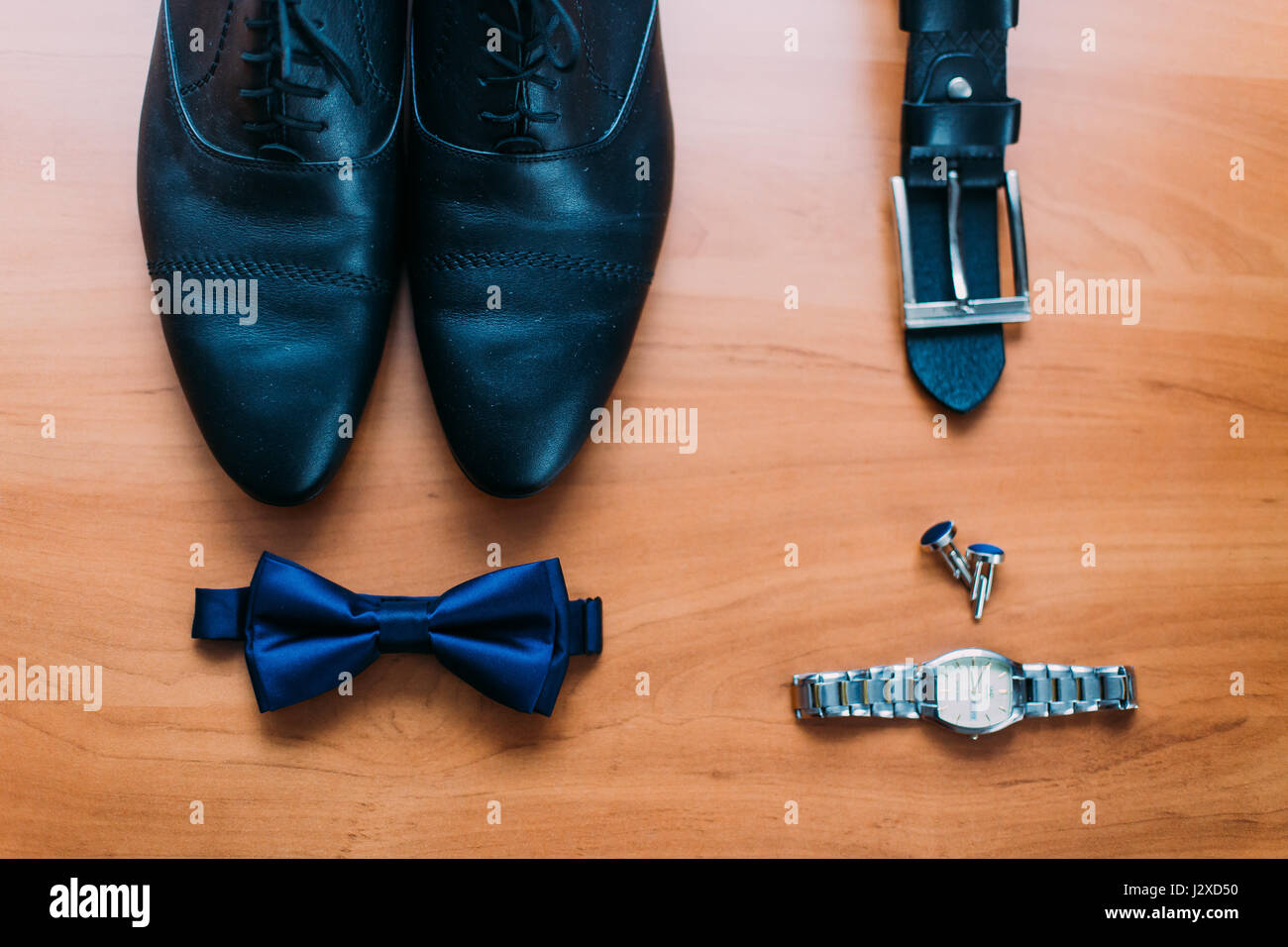 Die Zusammensetzung des schwarzen Mann Schuhe, Black Belt, Handwatch, Manschettenknöpfe und blauer Schmetterling Stockfoto