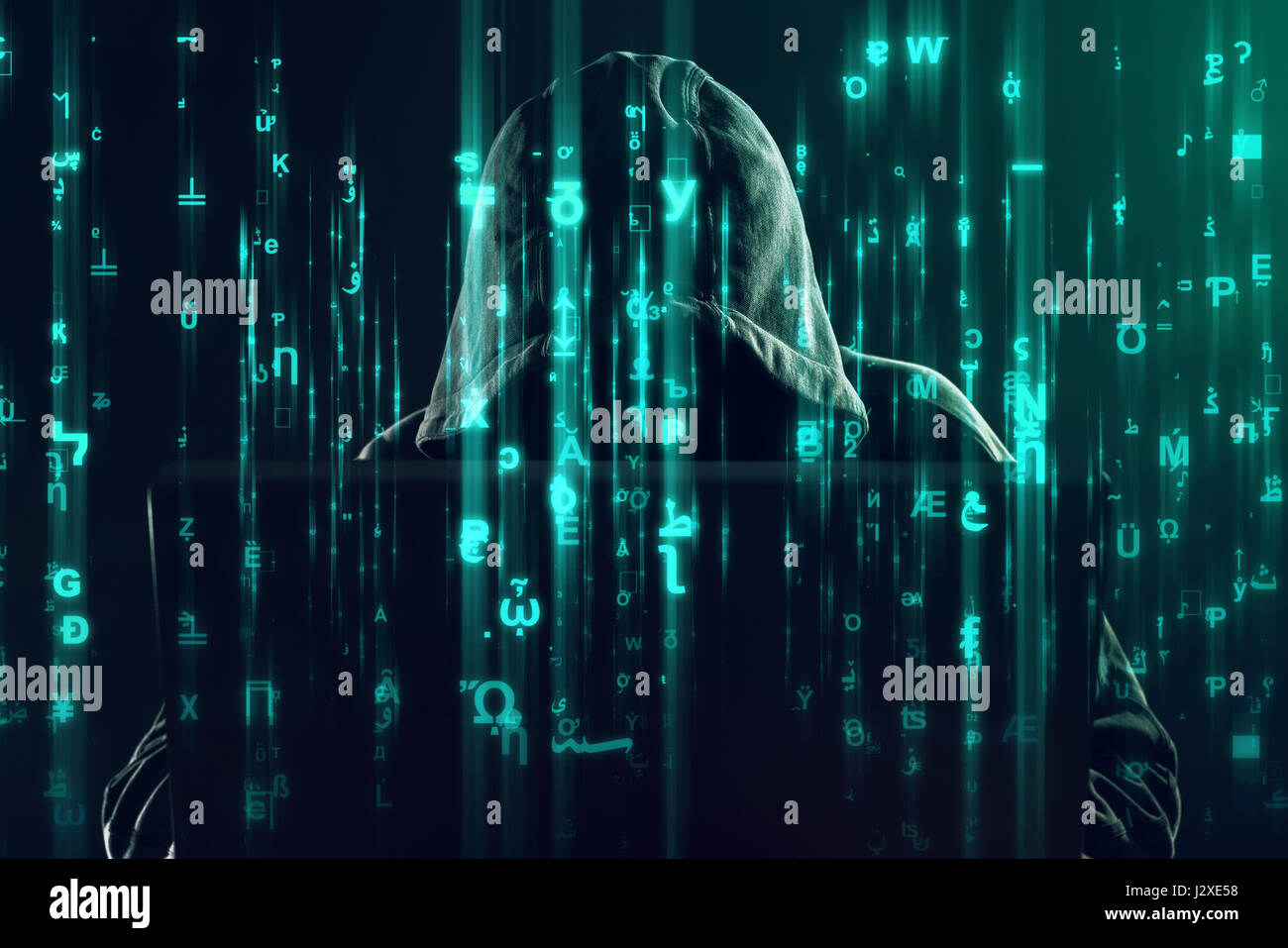 Kapuzen unkenntlich Hacker und Cyber-kriminellen, die Arbeiten am Laptop, Programmierung Fehler und Viren für Computer, ist Matrix wie Code Bild überlagern. Stockfoto