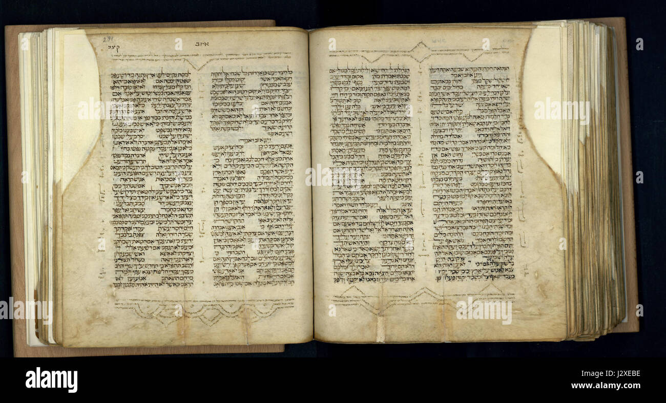Dies ist eine mittelalterliche Bibelhandschrift aus dem Jahr 1300. Sie bietet Einblick in religiöse Texte und Praktiken aus dem Mittelalter, oft mit lateinischem Text und illustrierten Abbildungen. Stockfoto